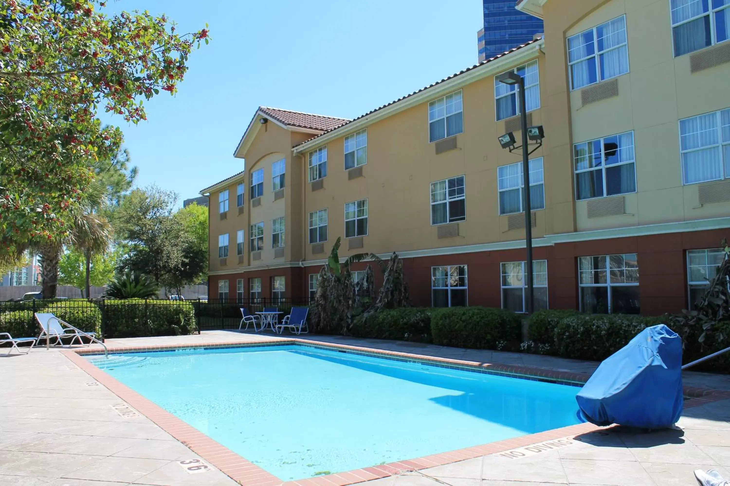Swimming pool, Property Building in Extended Stay America Suites - Houston - Med Ctr - NRG Park - Braeswood Blvd