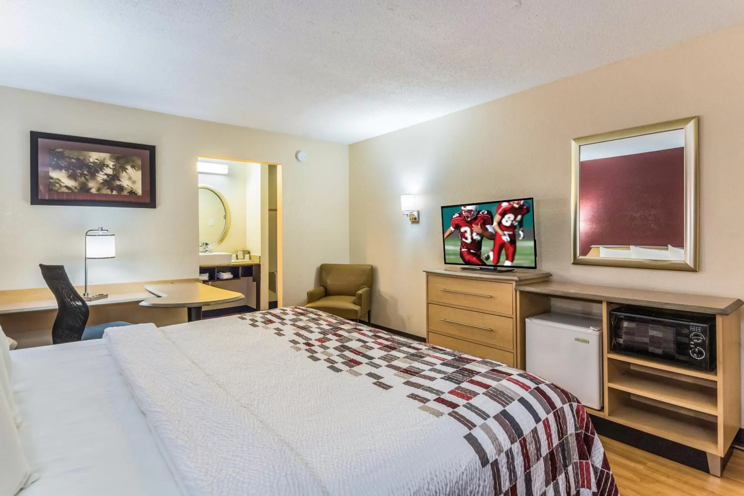 Photo of the whole room, Bed in Red Roof Inn Williamsburg