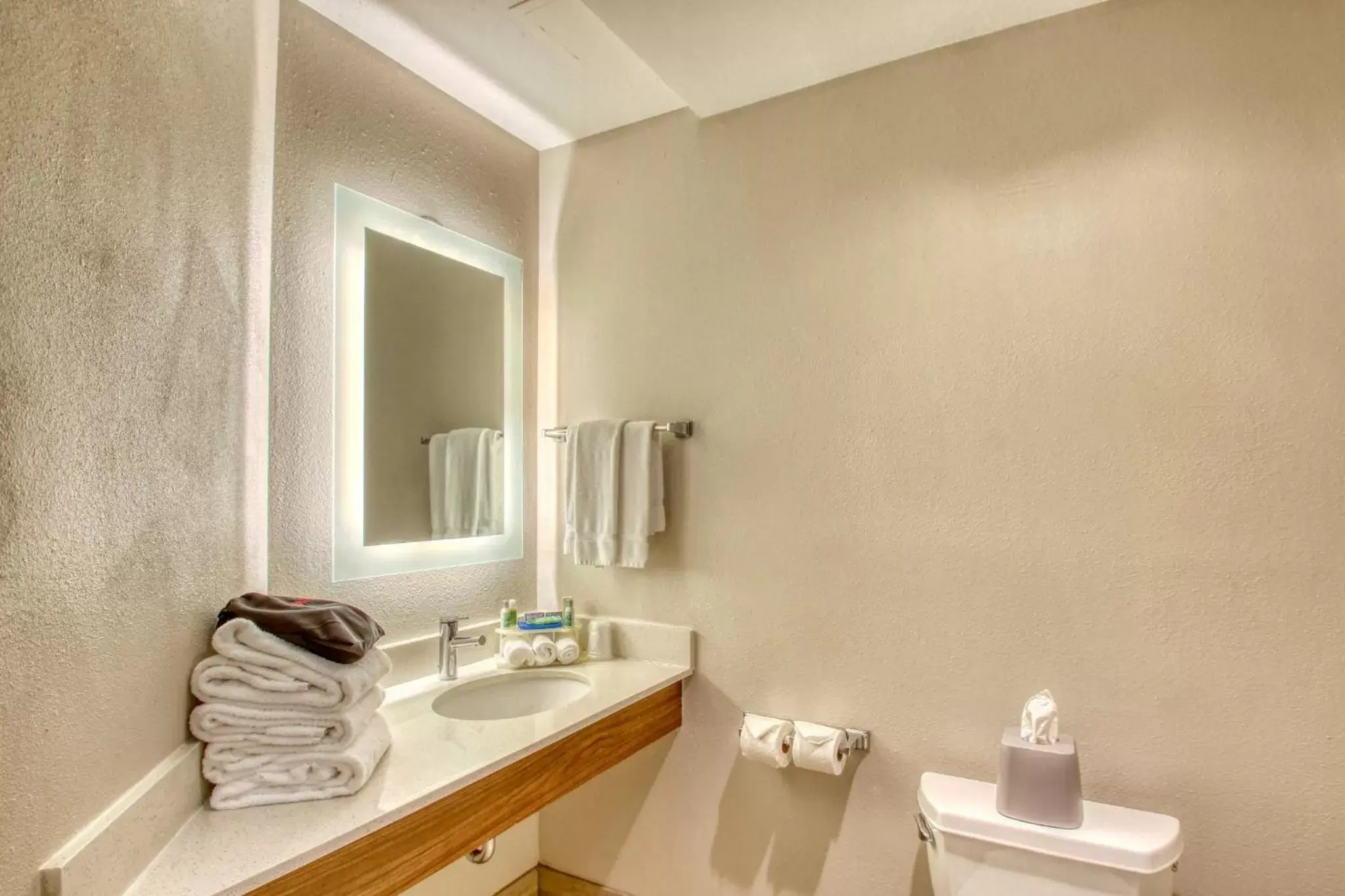 Standard Queen Room with Two Queen Beds in Holiday Inn Express Hotel & Suites Oshkosh - State Route 41 by IHG Standard Queen Room with Two Queen Beds in Holiday Inn Express Hotel & Suites Oshkosh - State Route 41 by IHG