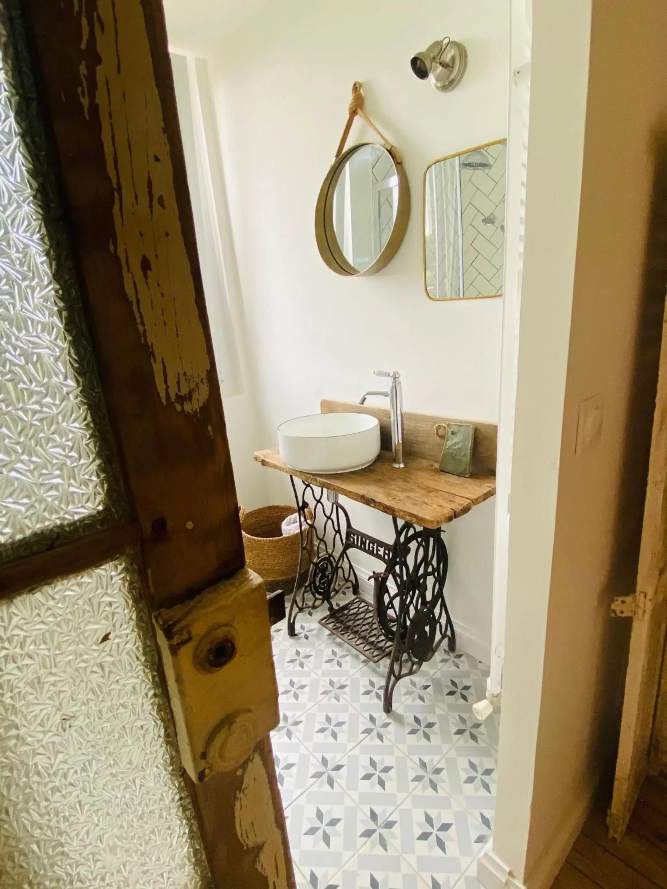 Bathroom, Dining Area in La folie douce, votre gîte brocante, sport et nature