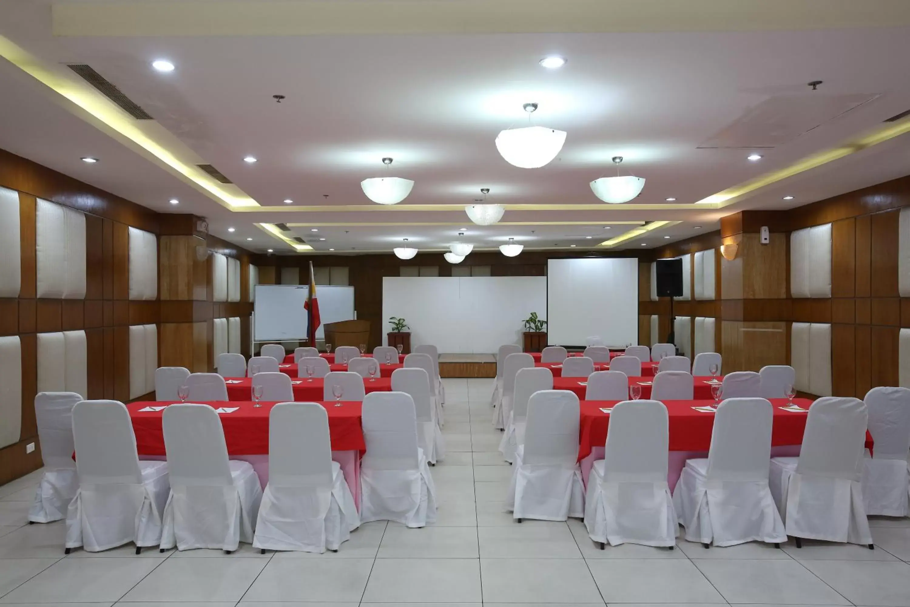 Area and facilities in Crown Regency Hotel & Towers