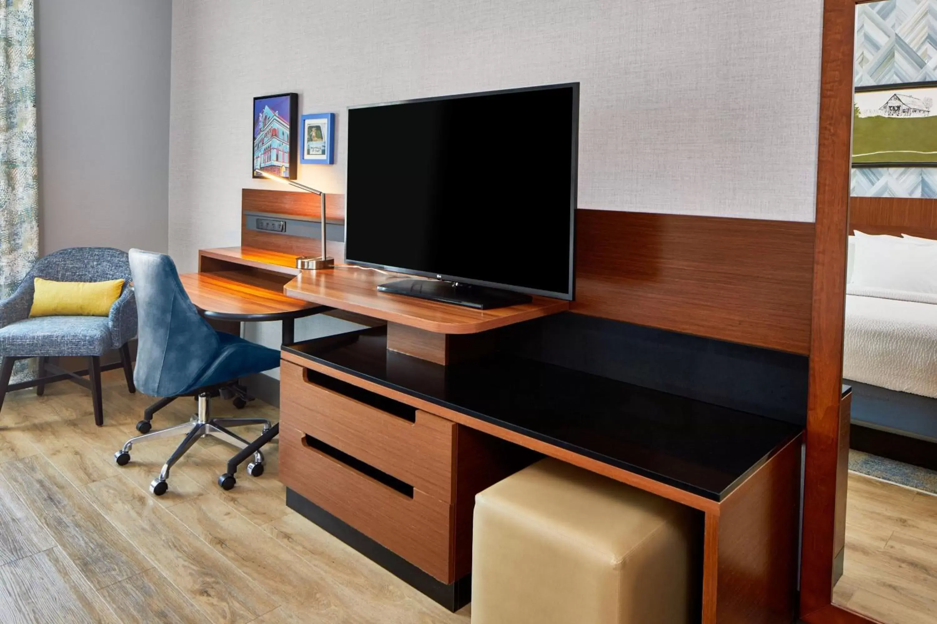 Photo of the whole room, TV/Entertainment Center in Fairfield Inn and Suites by Marriott Nashville Downtown/The Gulch