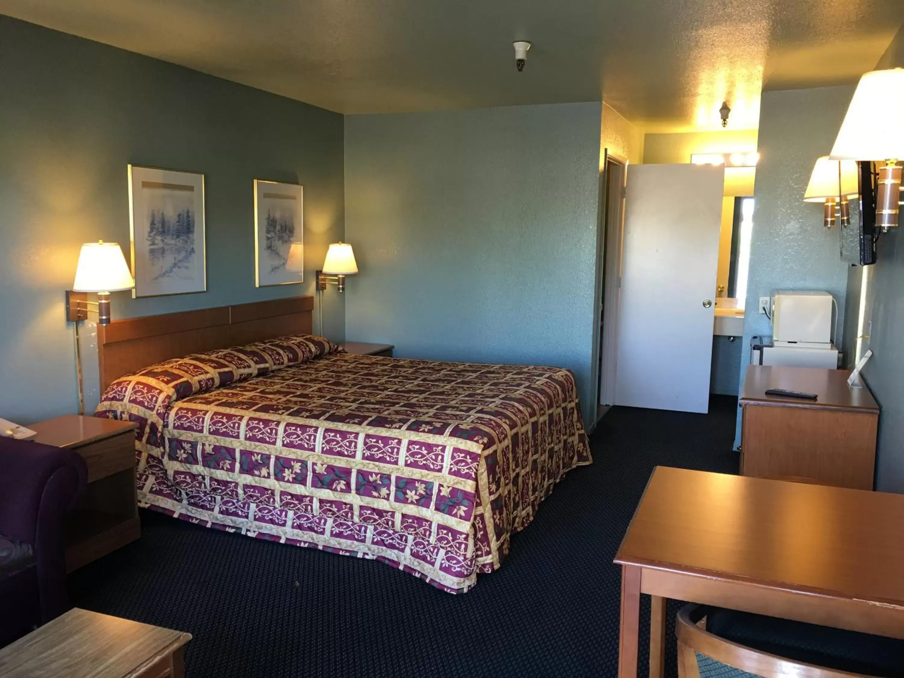 Bed, Room Photo in Applegate Inn