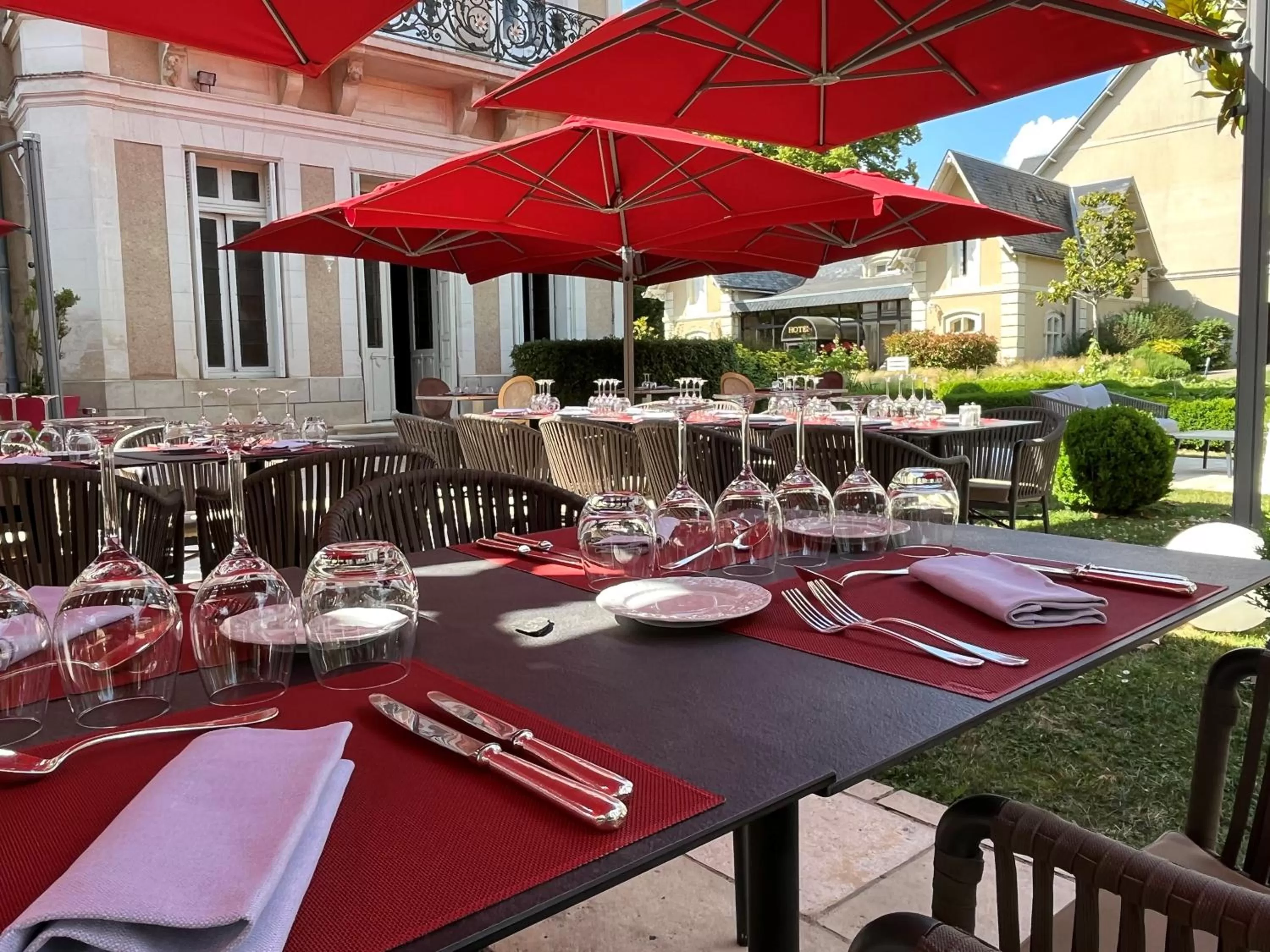 Restaurant/places to eat in Chateau du Clos de la Ribaudiere - Teritoria