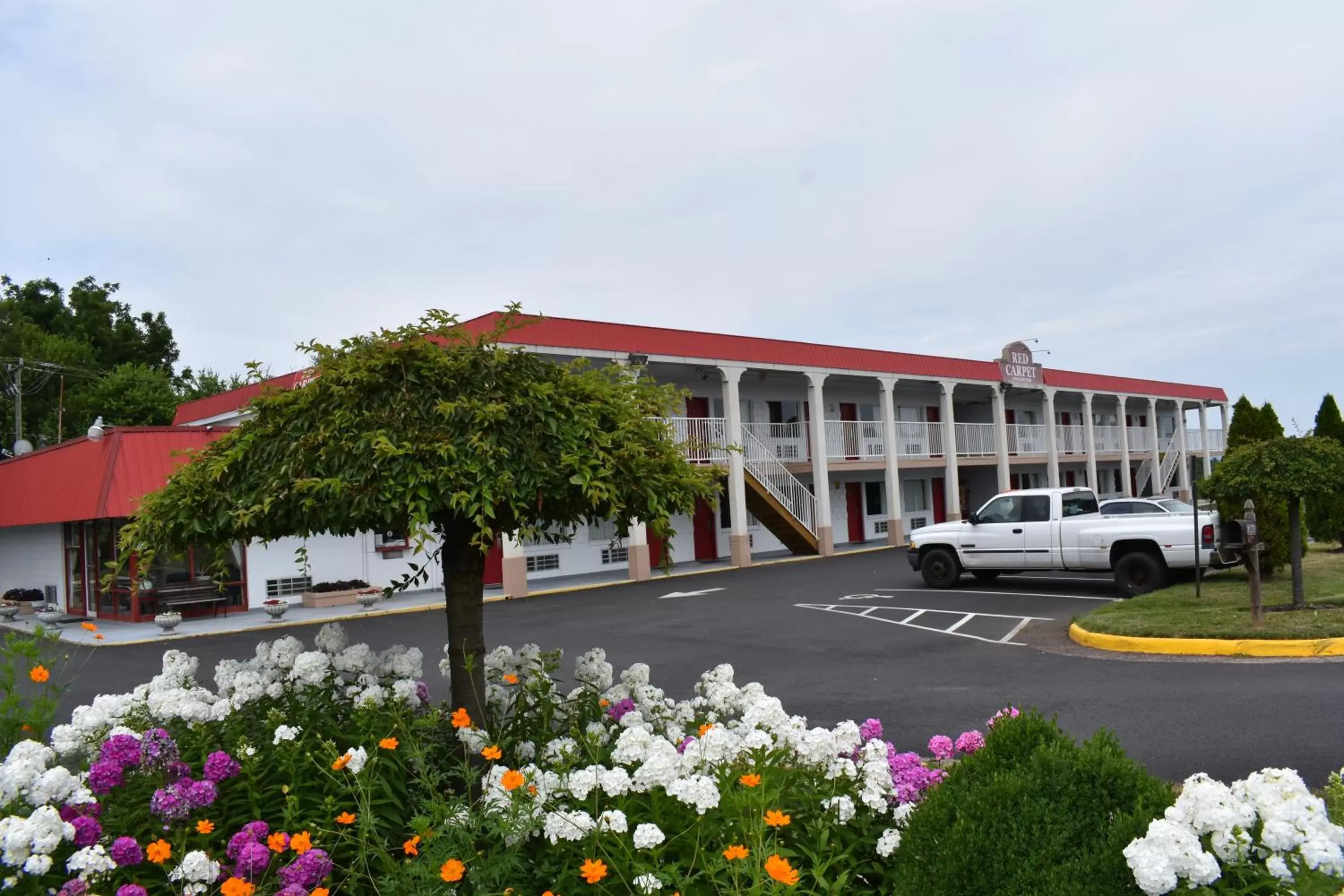 Property Building in Red Carpet Inn and Suites Culpeper