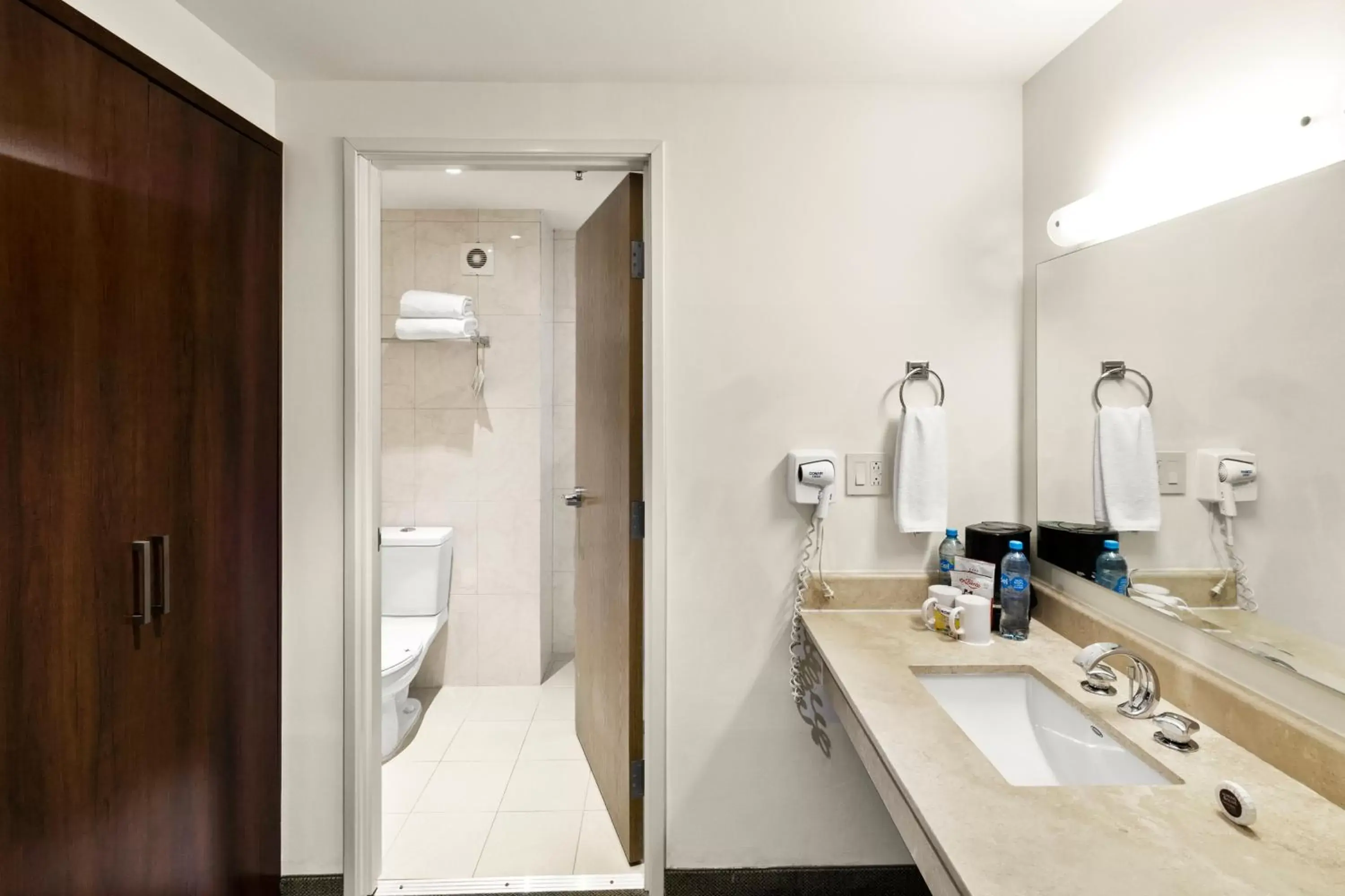 Double Room with Two Double Beds - Smoking in Hotel Aeropuerto Los Cabos Double Room with Two Double Beds - Smoking in Hotel Aeropuerto Los Cabos