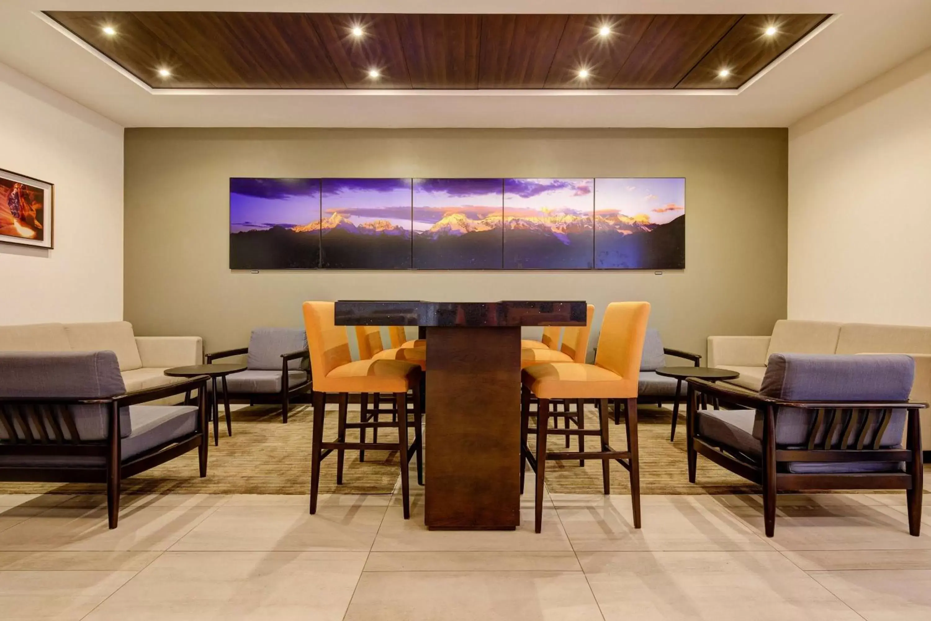 Lobby or reception in La Quinta by Wyndham Santiago Aeropuerto
