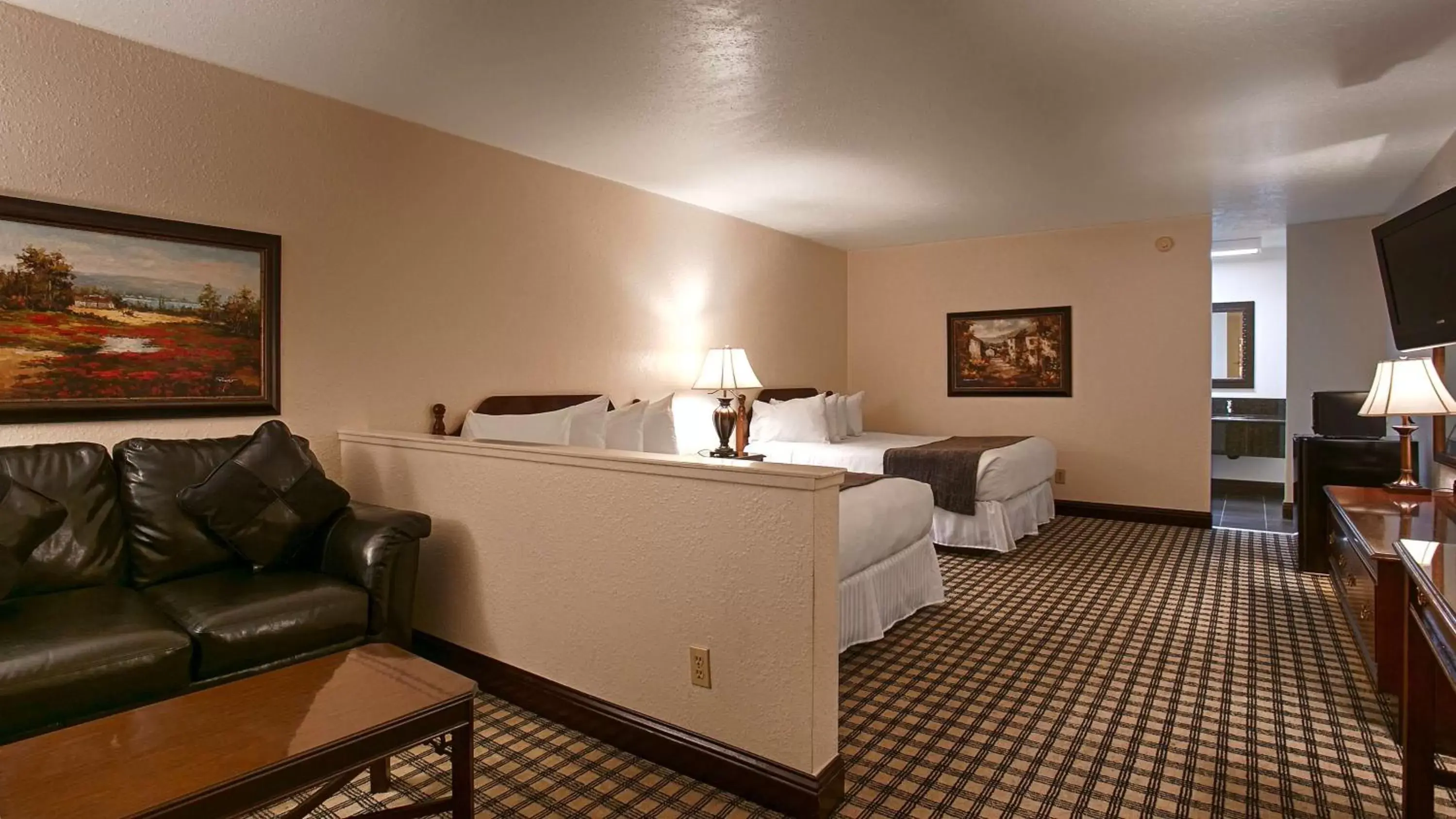 Photo of the whole room, Seating Area in SureStay Plus Hotel by Best Western Susanville