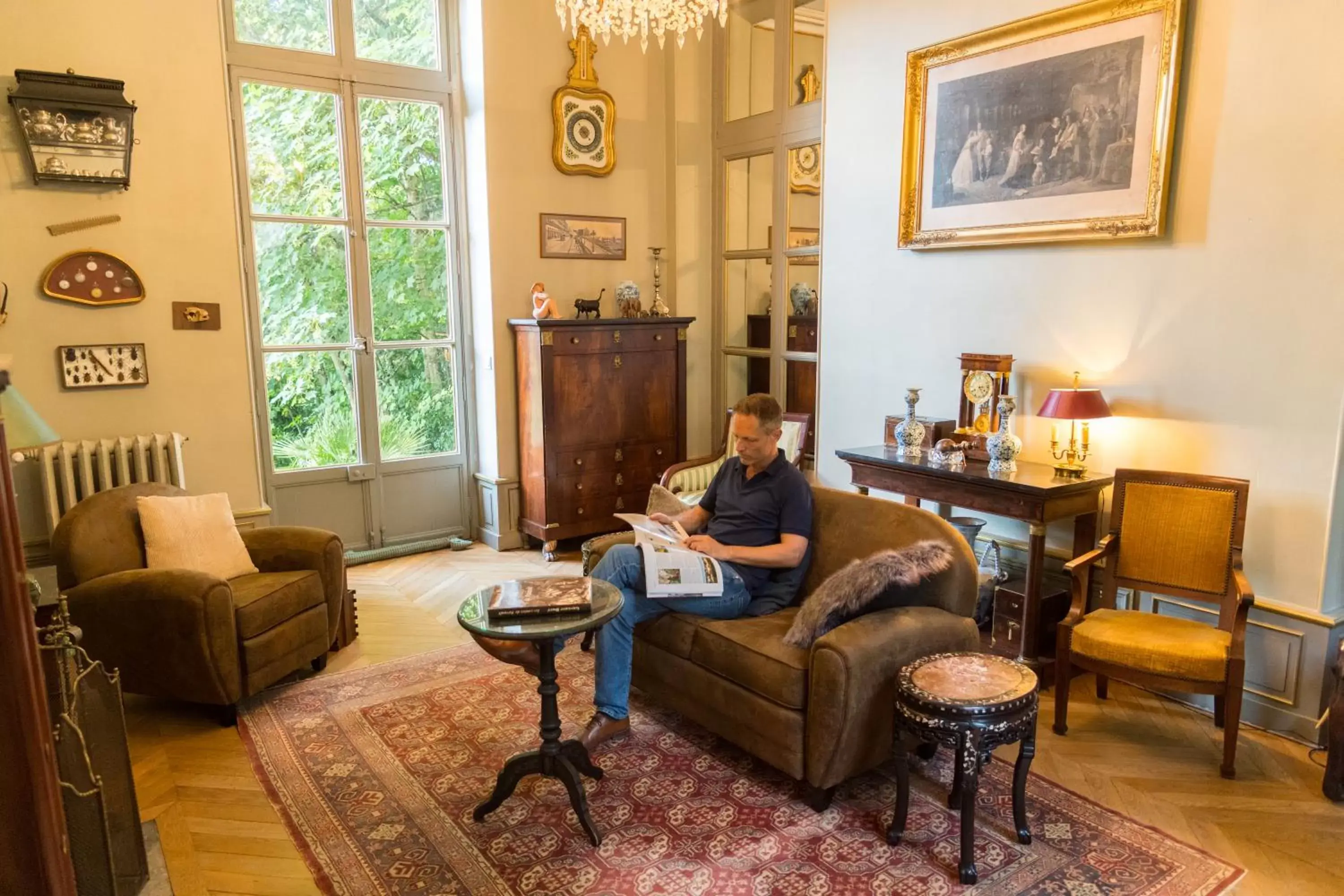 Communal lounge/ TV room in Château du Rondon