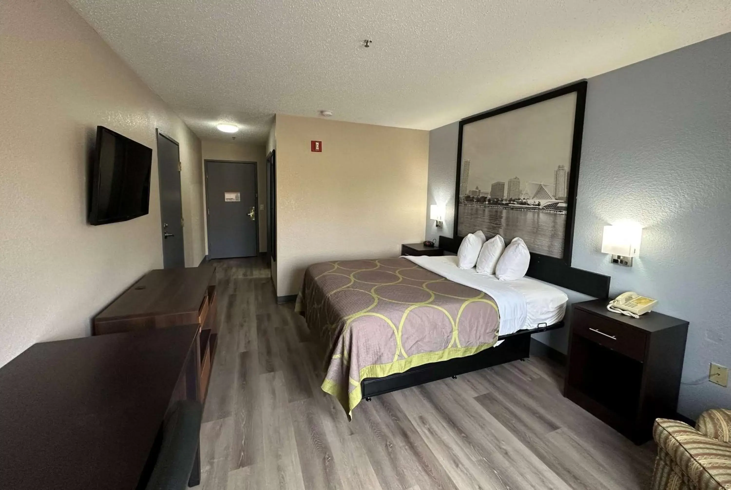 Photo of the whole room, Bed in Super 8 by Wyndham Green Bay I-43 Bus. Park