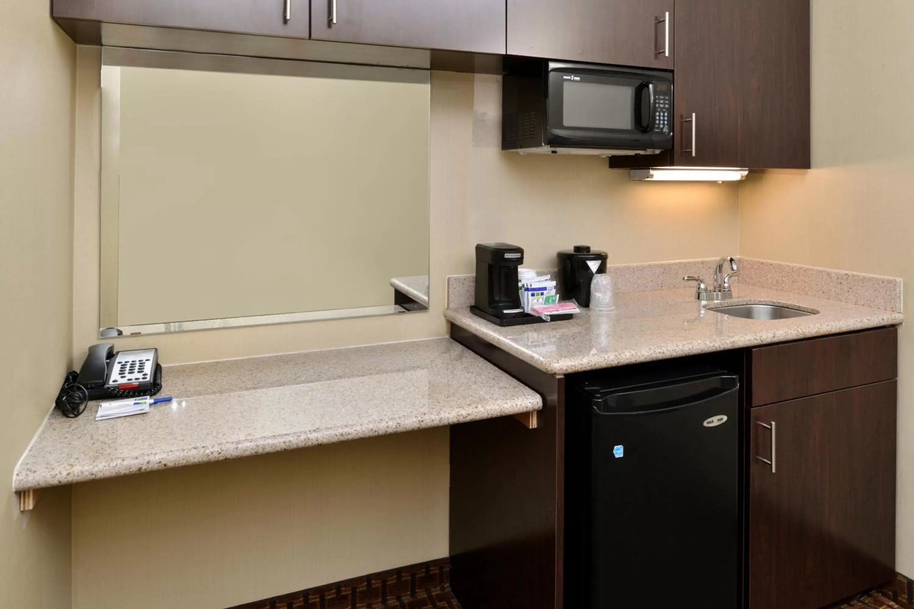 Photo of the whole room, Kitchen/Kitchenette in Holiday Inn Express Hotel & Suites Indianapolis W - Airport Area, an IHG Hotel