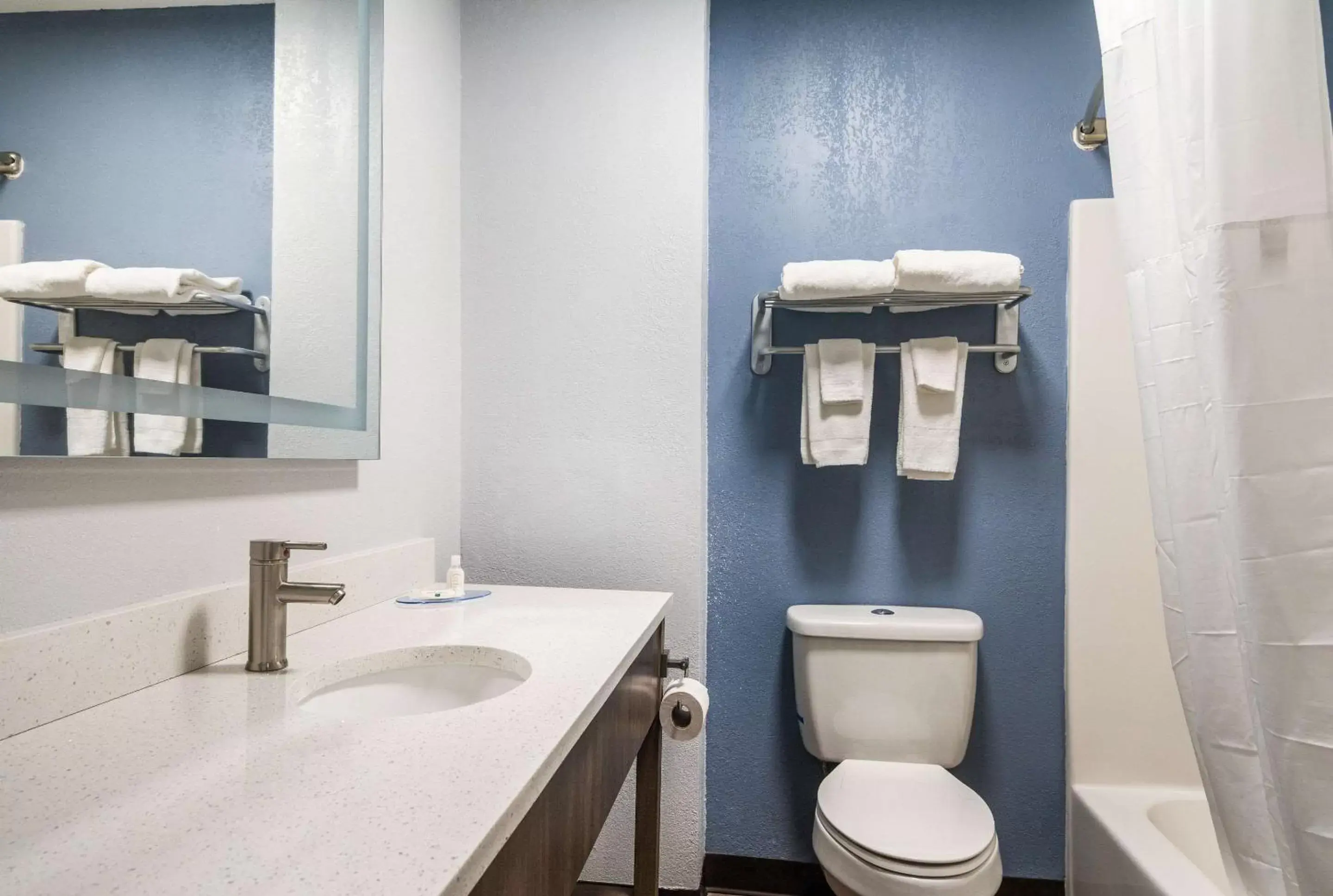 Bathroom in Quality Inn - On The Lake Clarksville-Boydton