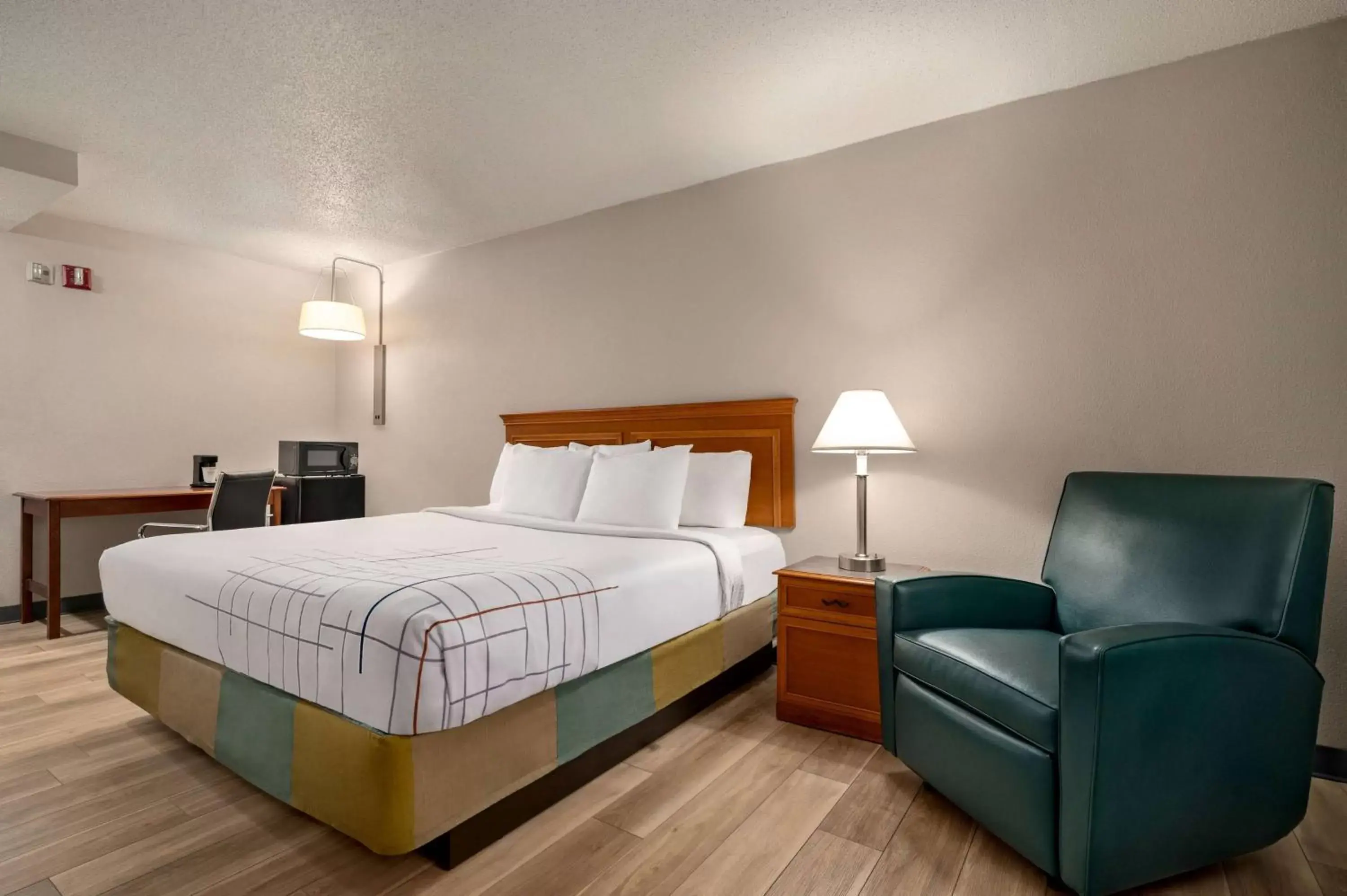 Bedroom, Bed in La Quinta Inn by Wyndham Columbus Airport Area