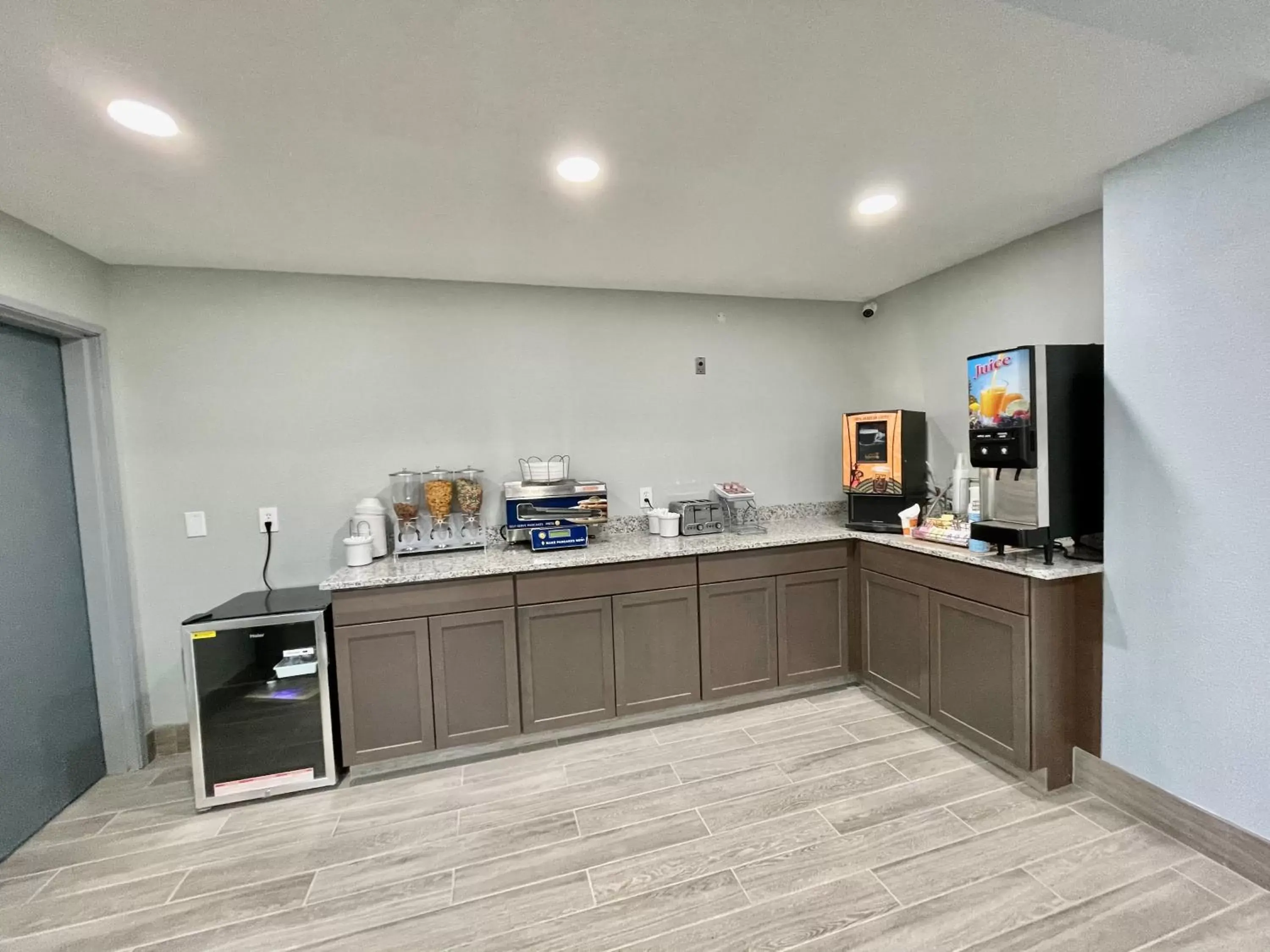 Breakfast, Kitchen/Kitchenette in Rodeway Inn near I-35 Lamoni