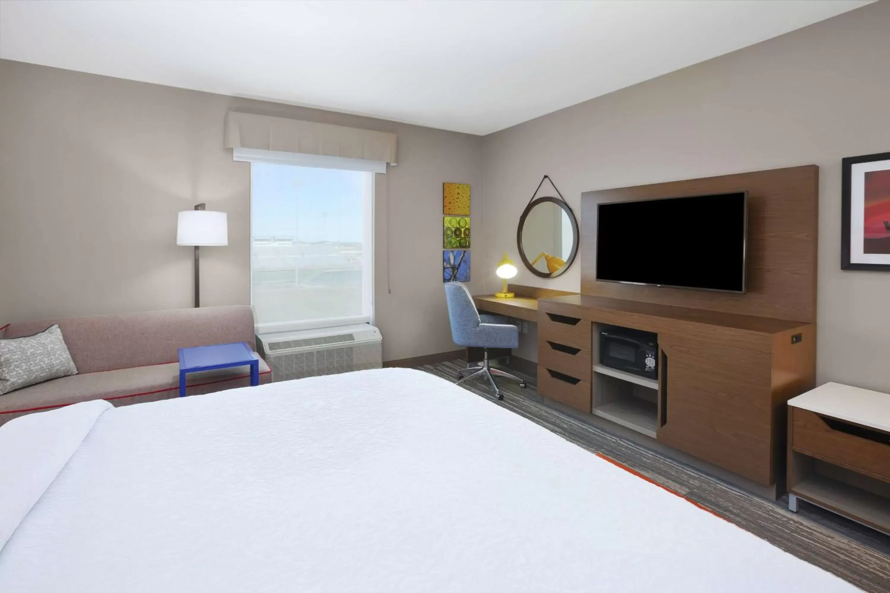 Bedroom, TV/Entertainment Center in Hampton Inn & Suites Grandville Grand Rapids South