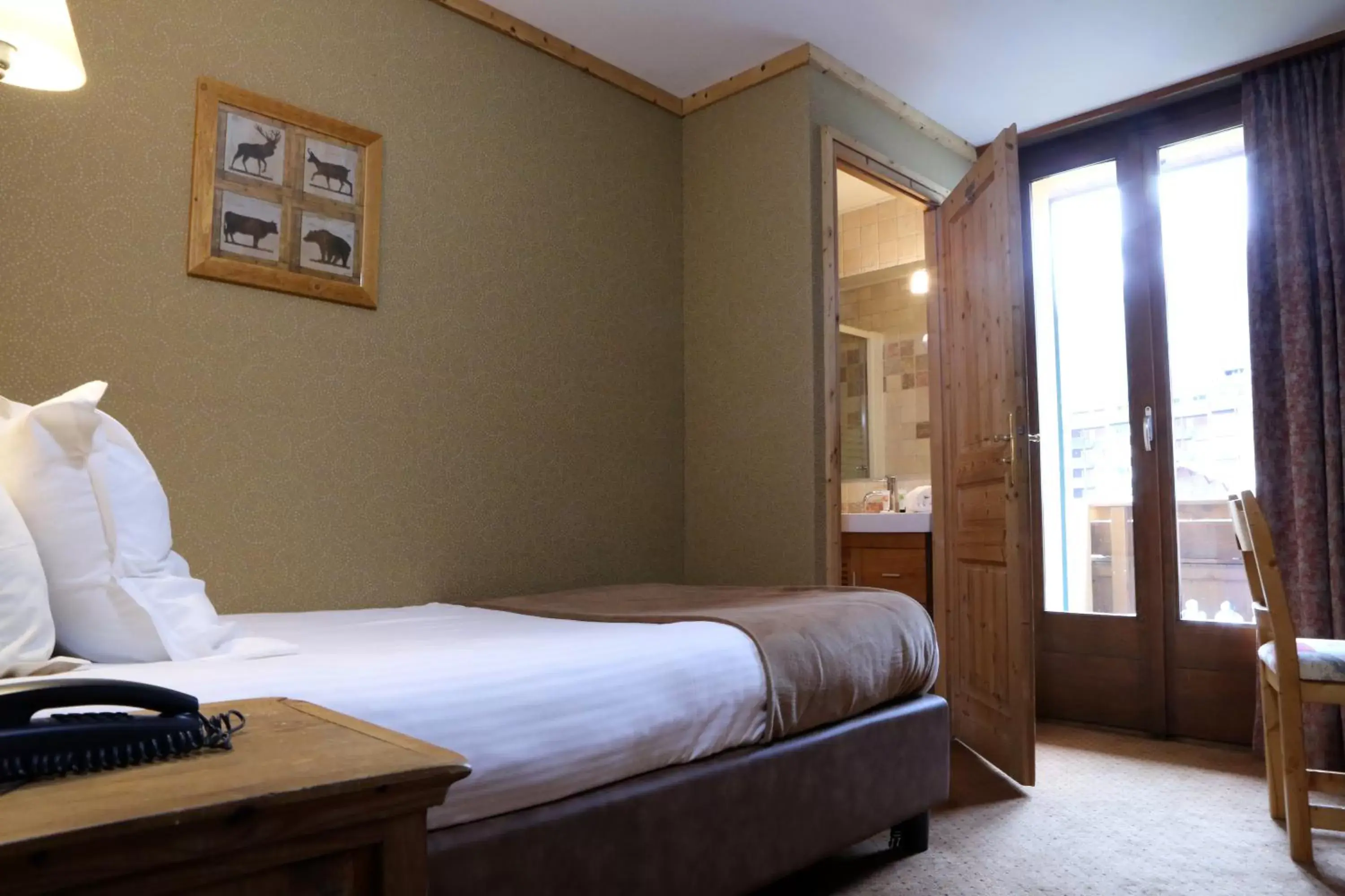 Bed in Les Gourmets - Chalet Hotel