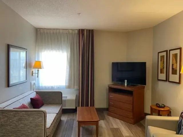 TV/Entertainment Center in Candlewood Suites Bordentown-Trenton, an IHG Hotel
