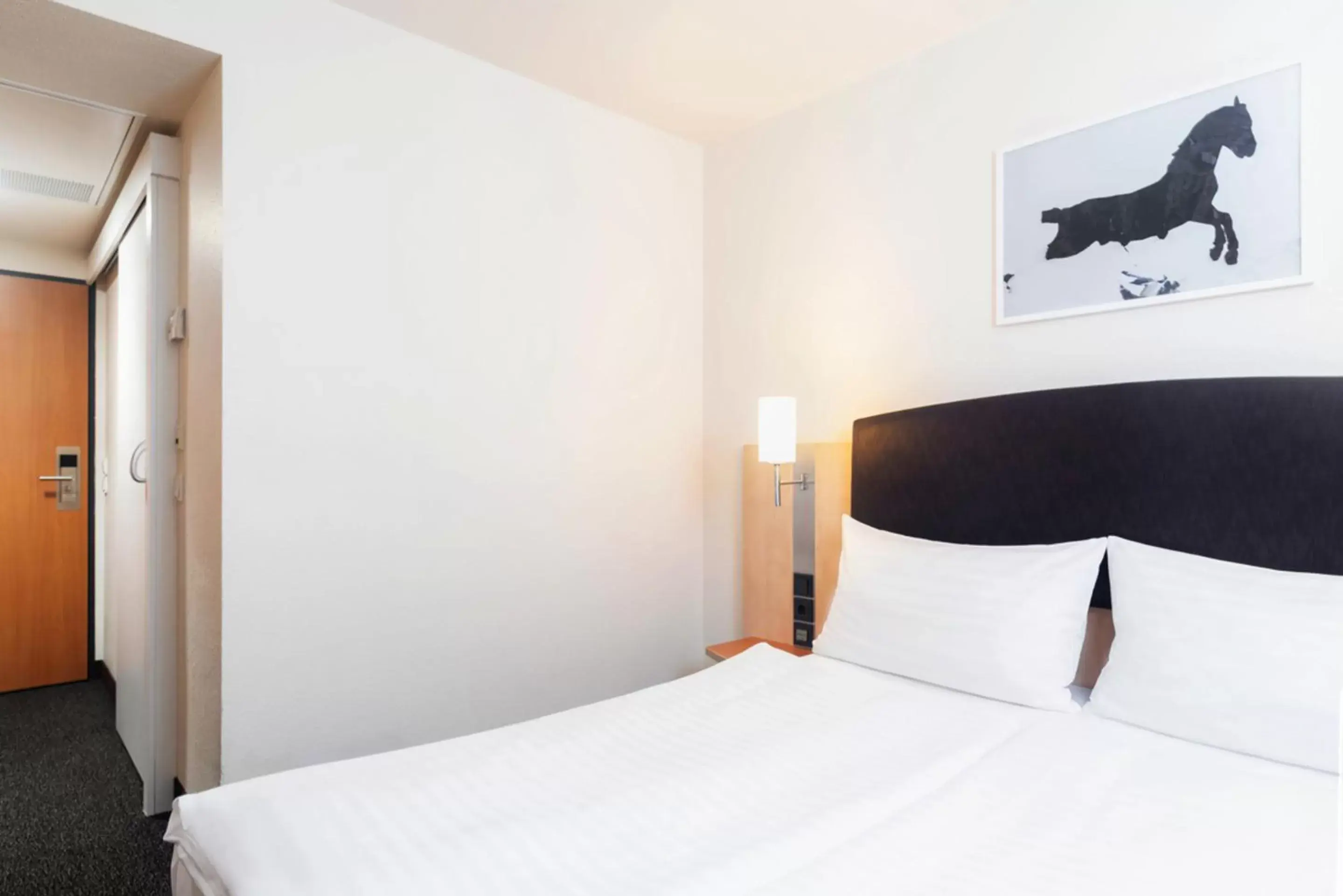 Guests, Bed in IntercityHotel Wien