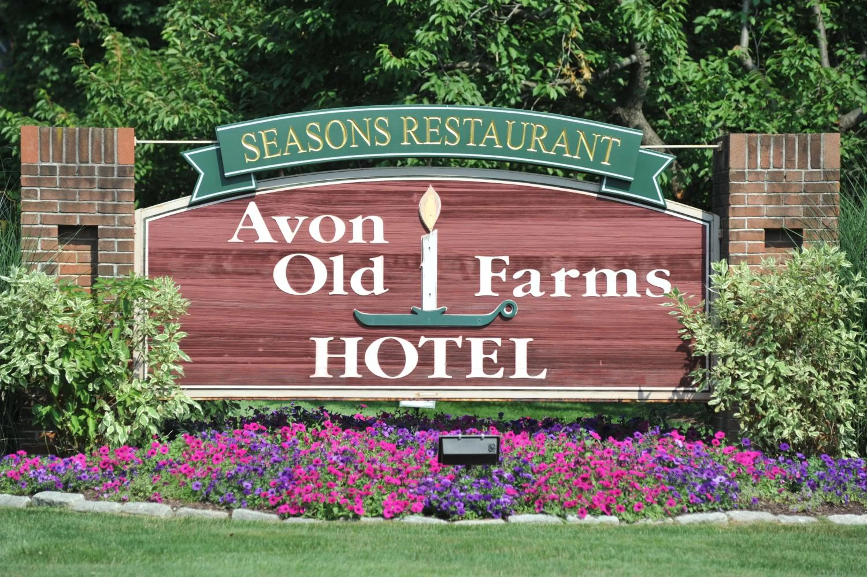 Facade/entrance in Avon Old Farms Hotel