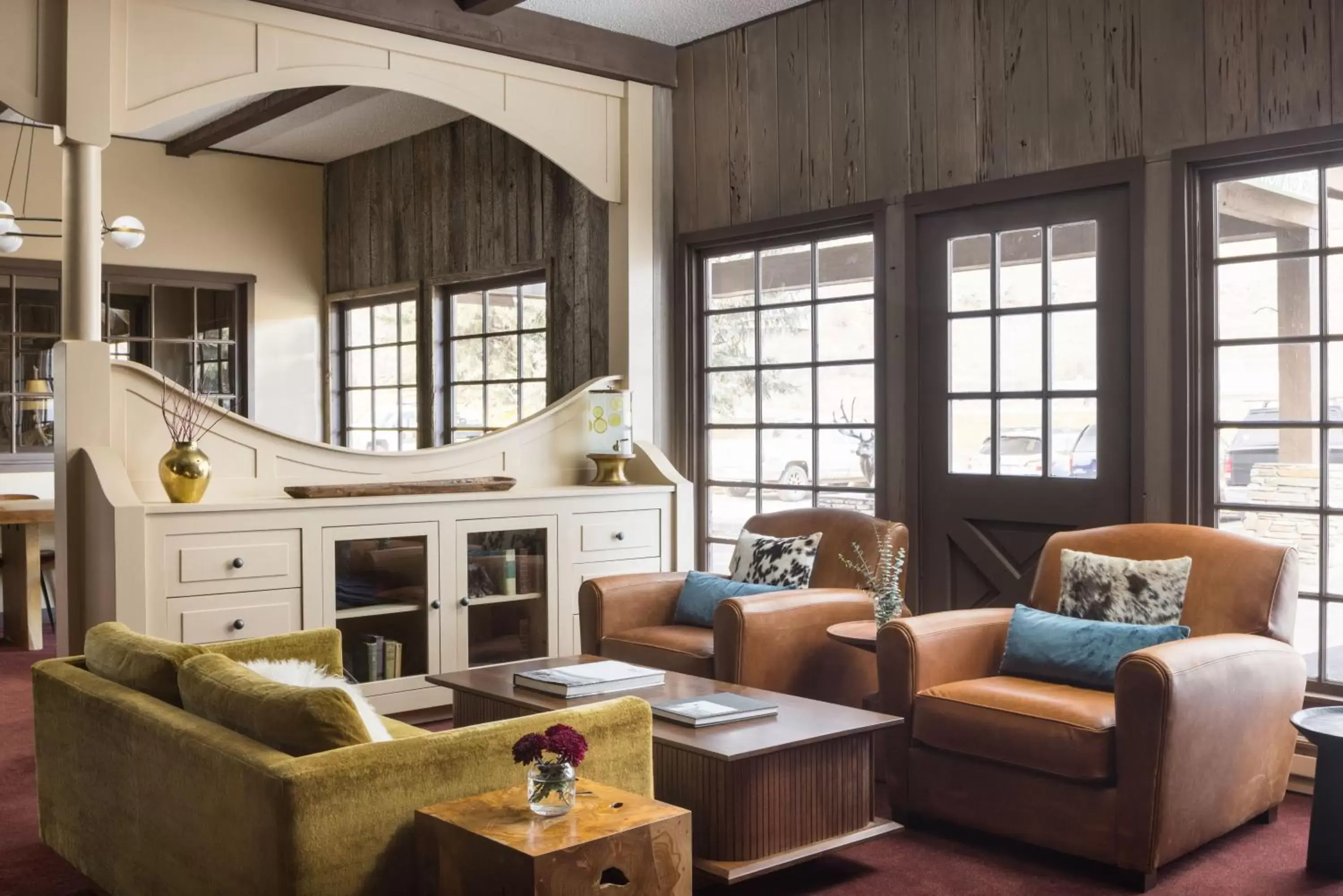 Communal lounge/ TV room, Seating Area in The Virginian Lodge