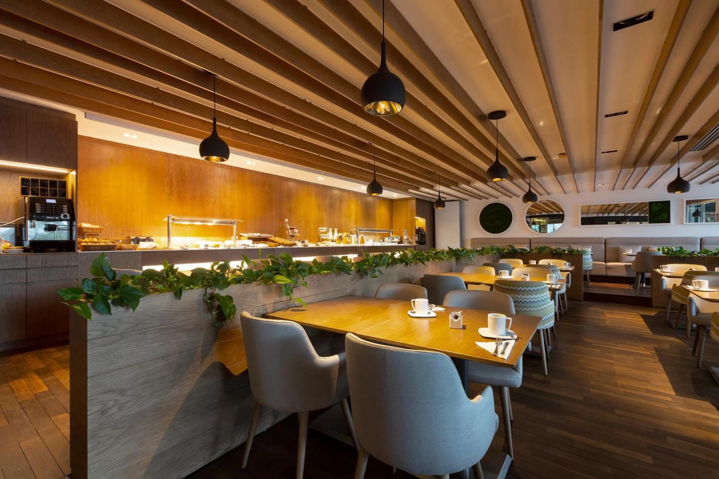 Restaurant/places to eat in Aimia Hotel