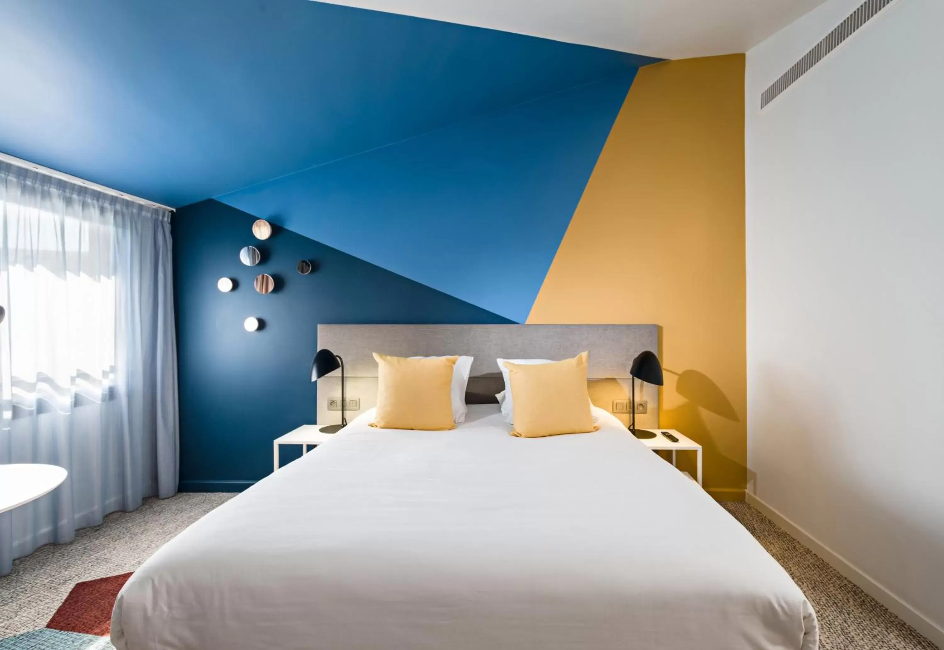 Bedroom, Bed in Golden Tulip Aix en Provence