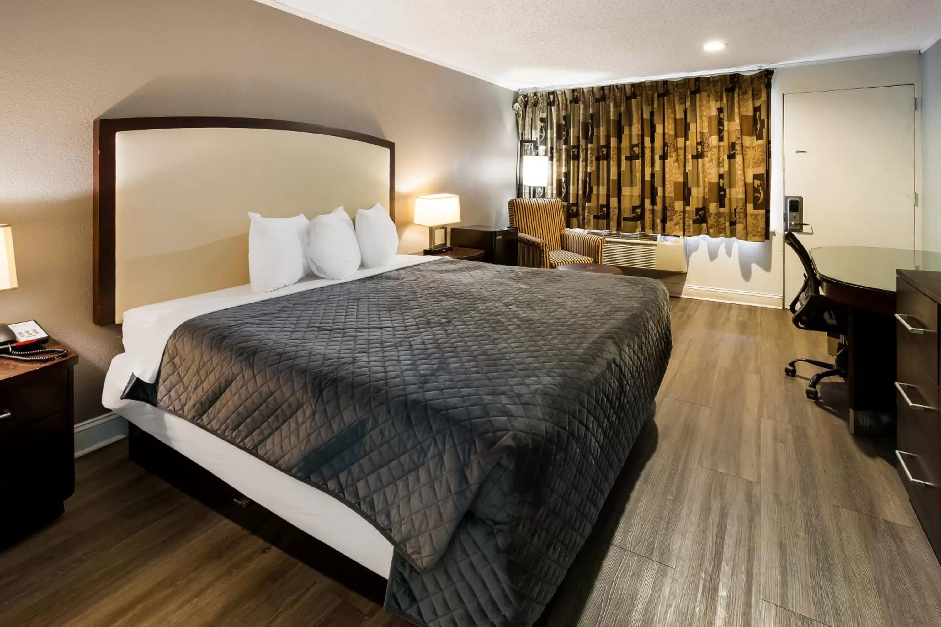 Bed in Knights Inn Fayetteville - Fort Bragg