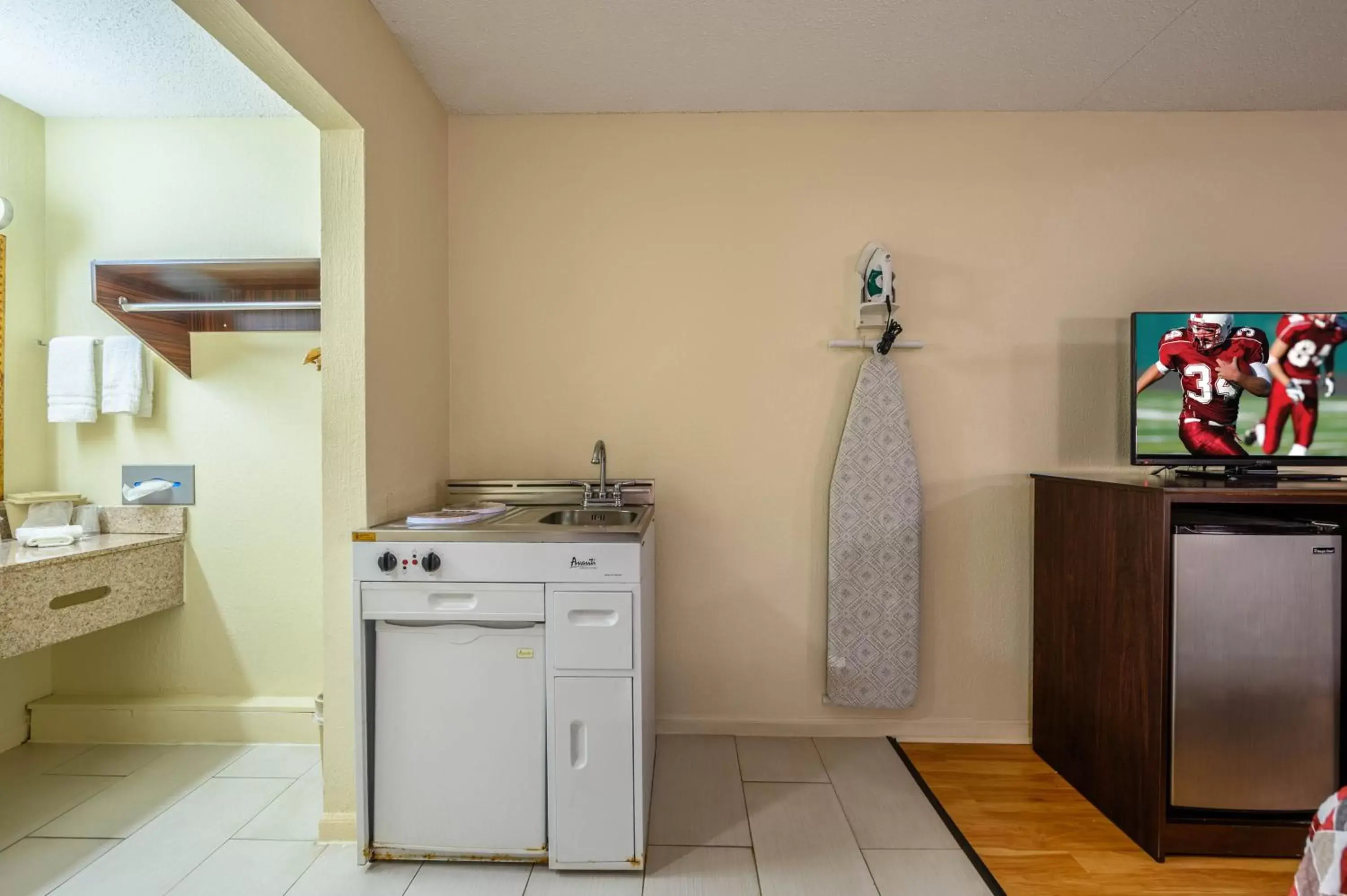 Photo of the whole room, Kitchen/Kitchenette in Red Roof Inn Sylacauga