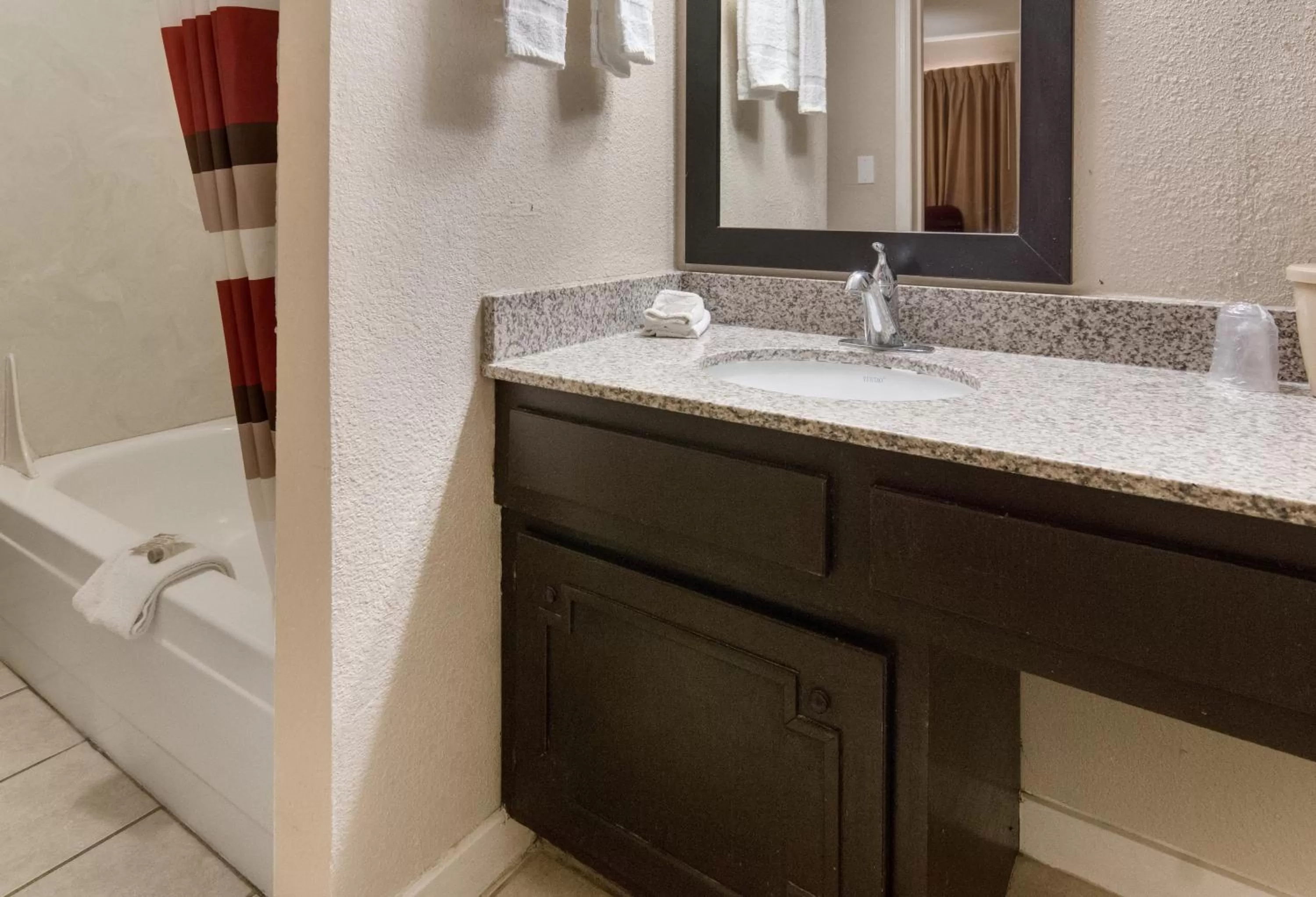 Bathroom in Rodeway Inn Waco Downtown near University