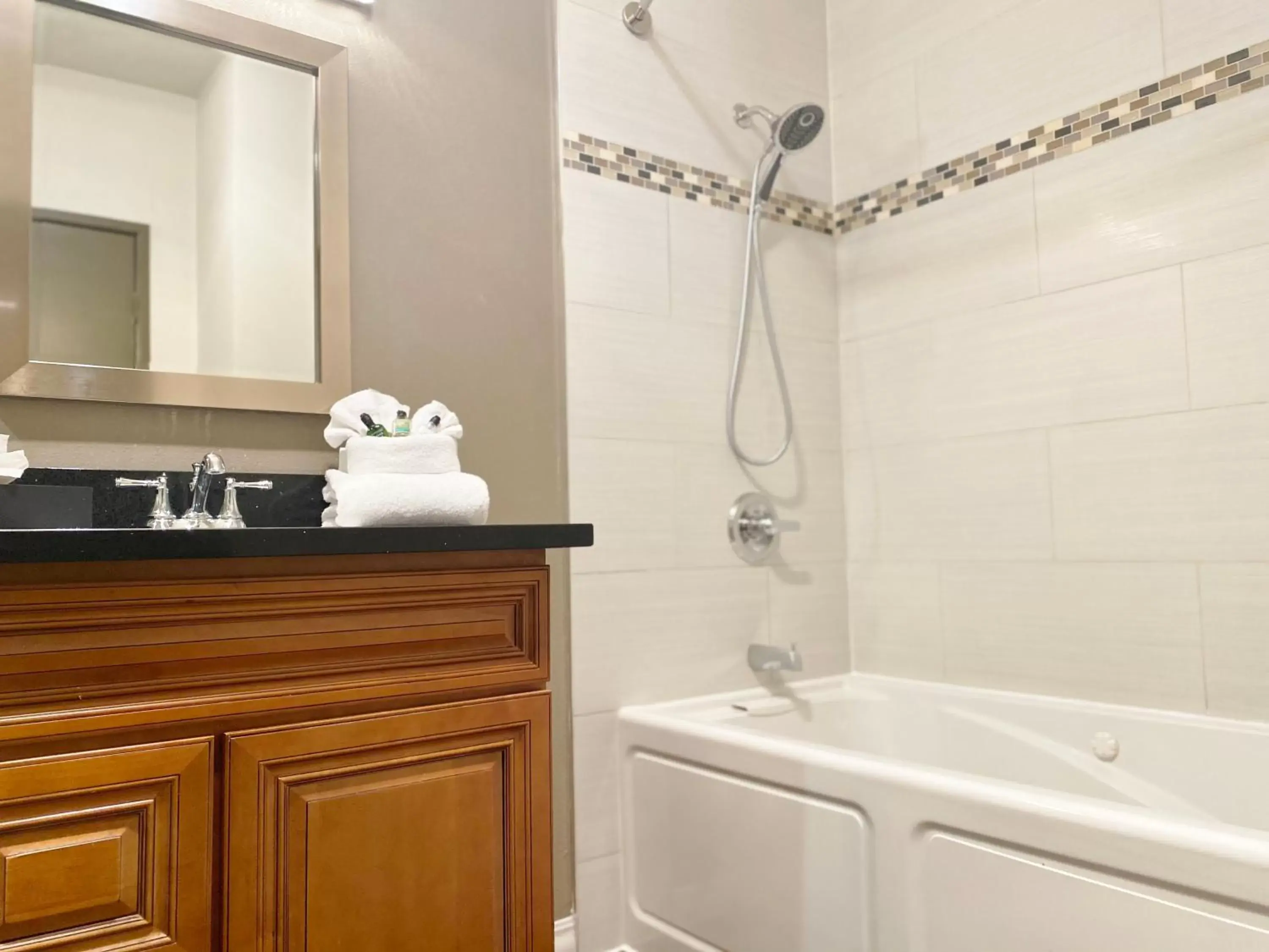 Bath, Bathroom in Redac Gateway Hotel Torrance