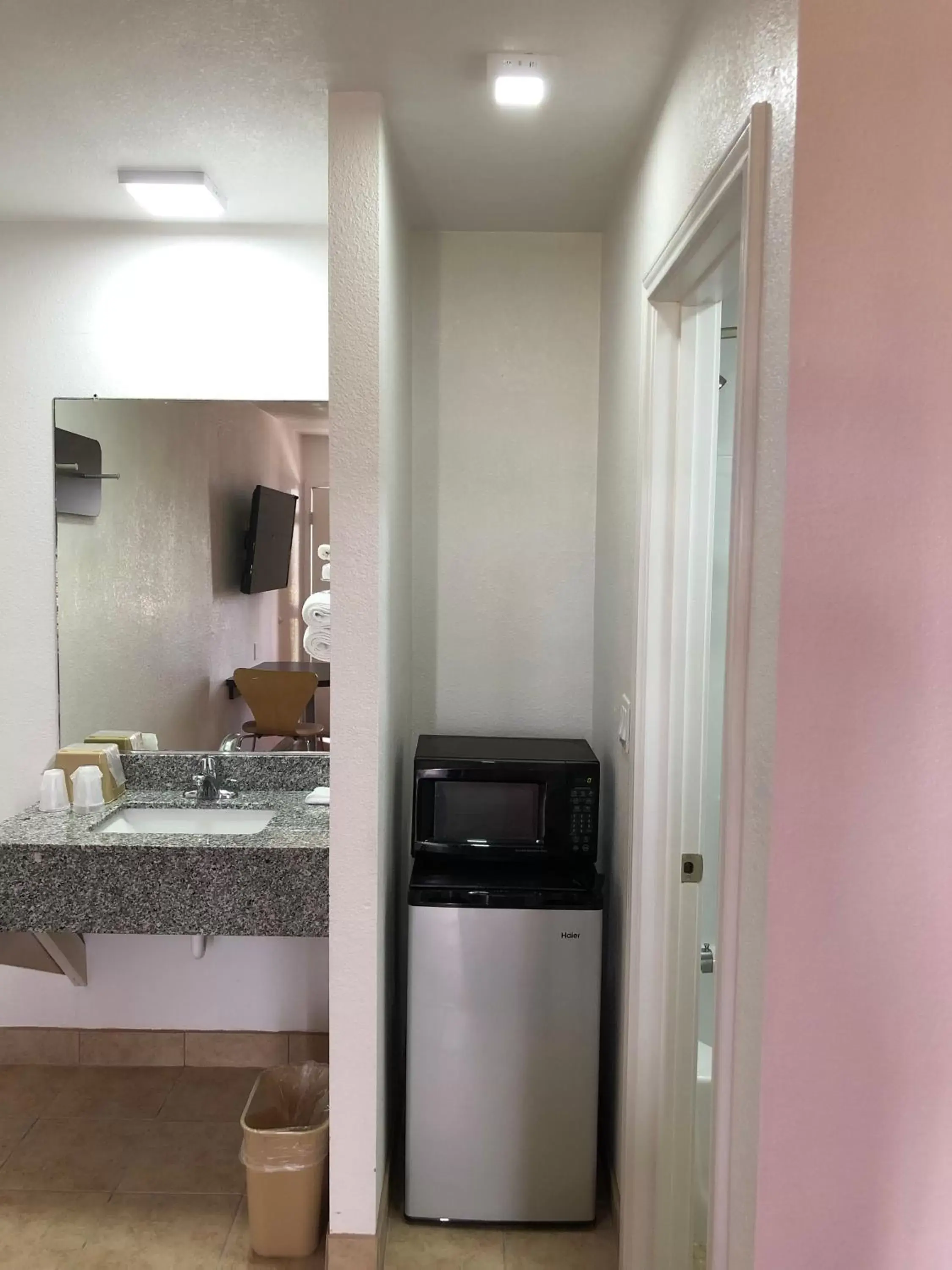Bedroom, Kitchen/Kitchenette in Motel 6-Clute, TX