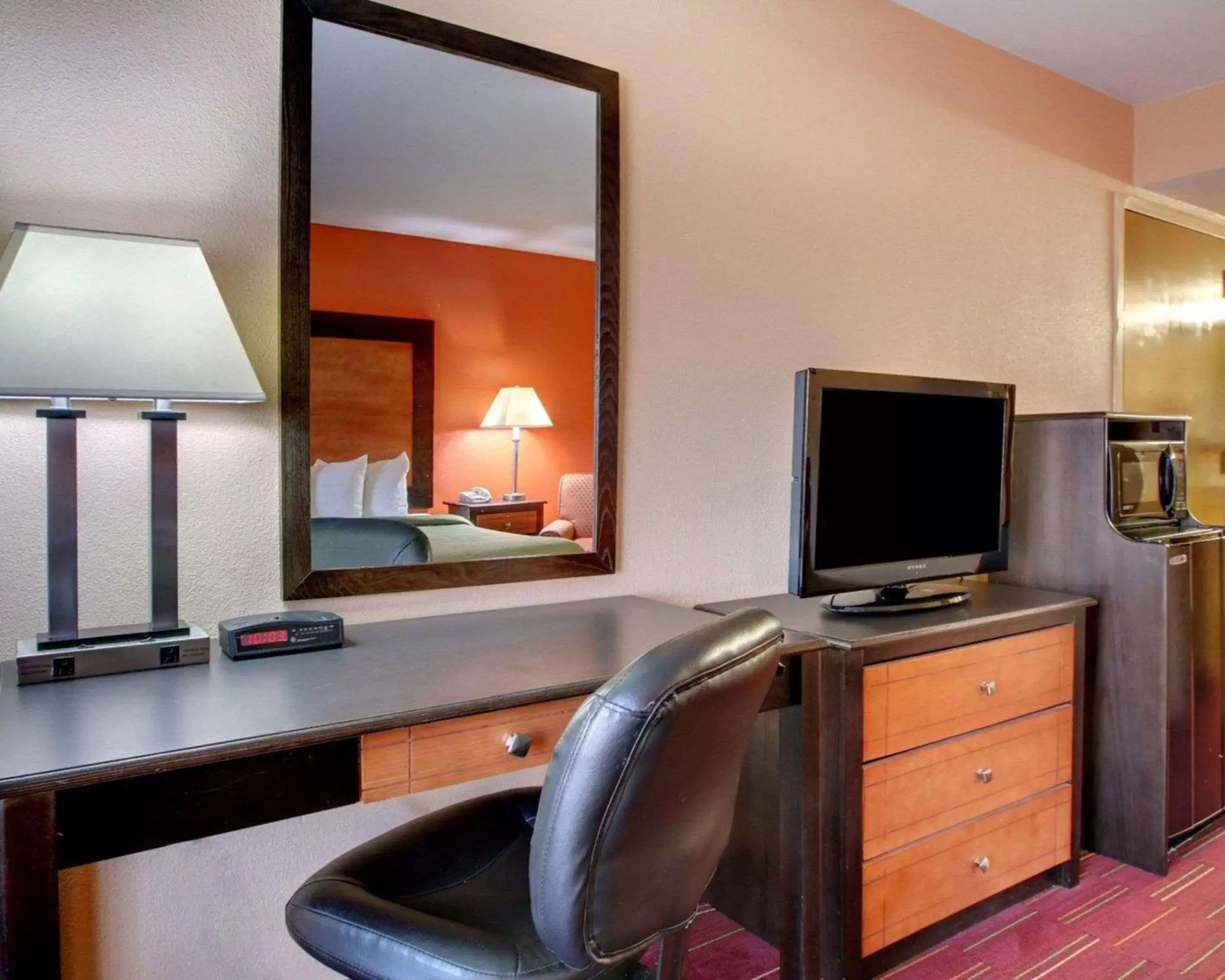 Photo of the whole room, TV/Entertainment Center in Quality Inn Richland