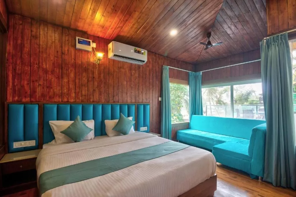 Photo of the whole room, Bed in Oceano Beach Resort