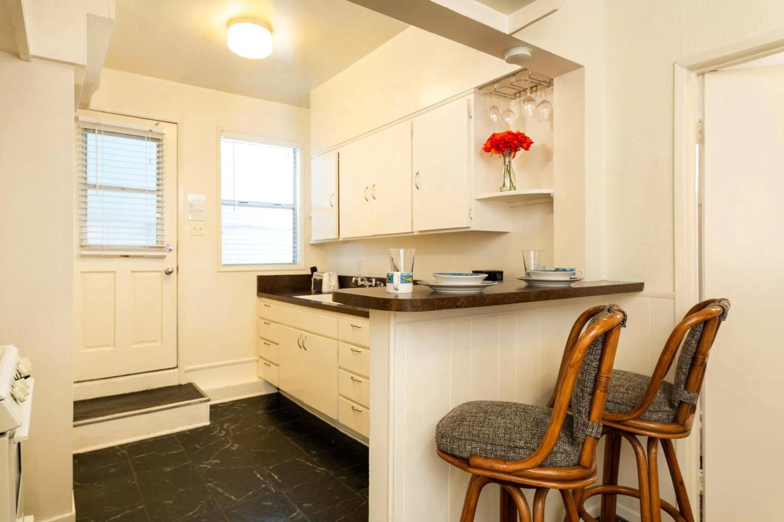 Kitchen or kitchenette in The Sea View Inn At The Beach