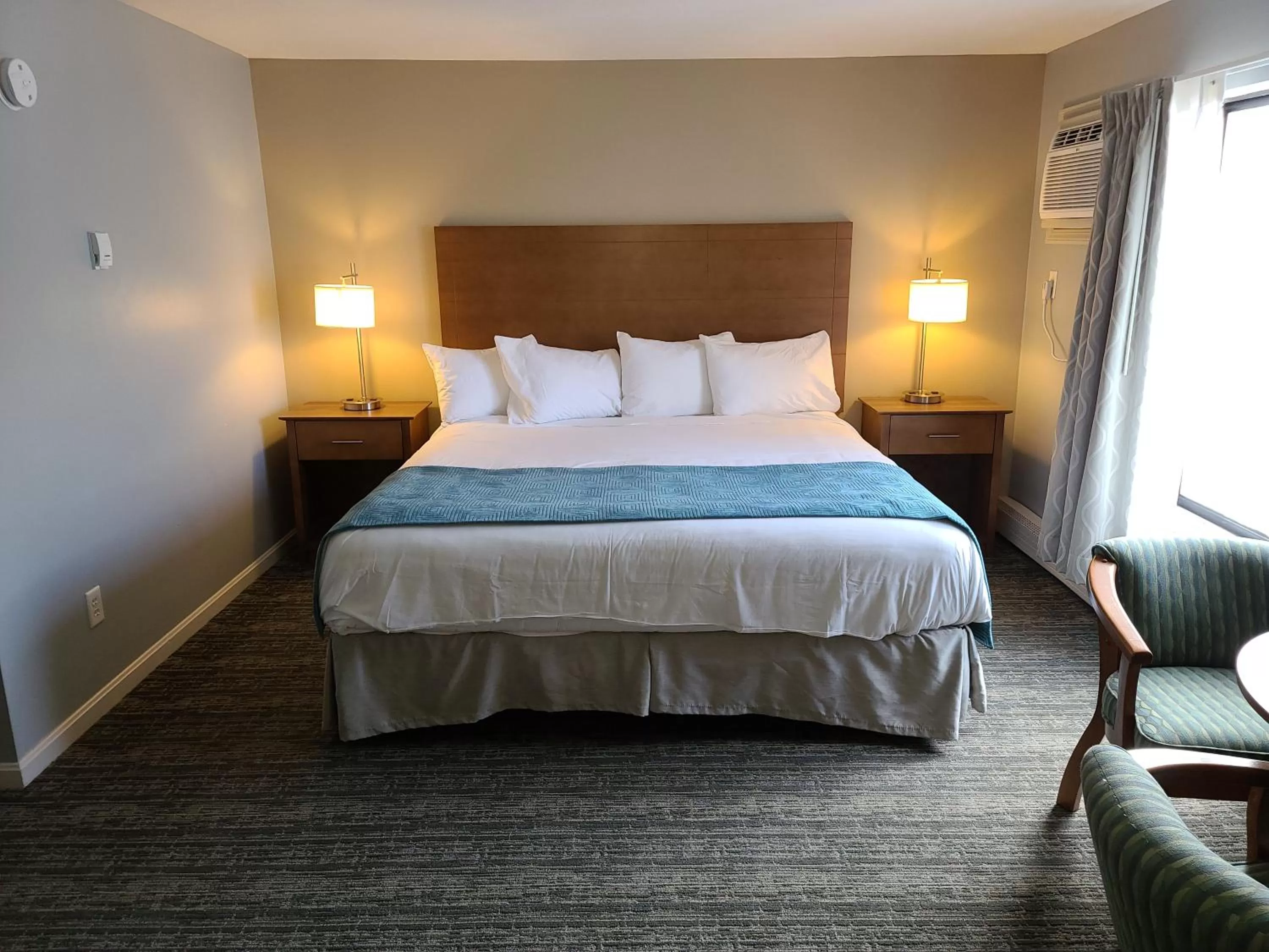 Bedroom, Bed in Hampton Village Inn