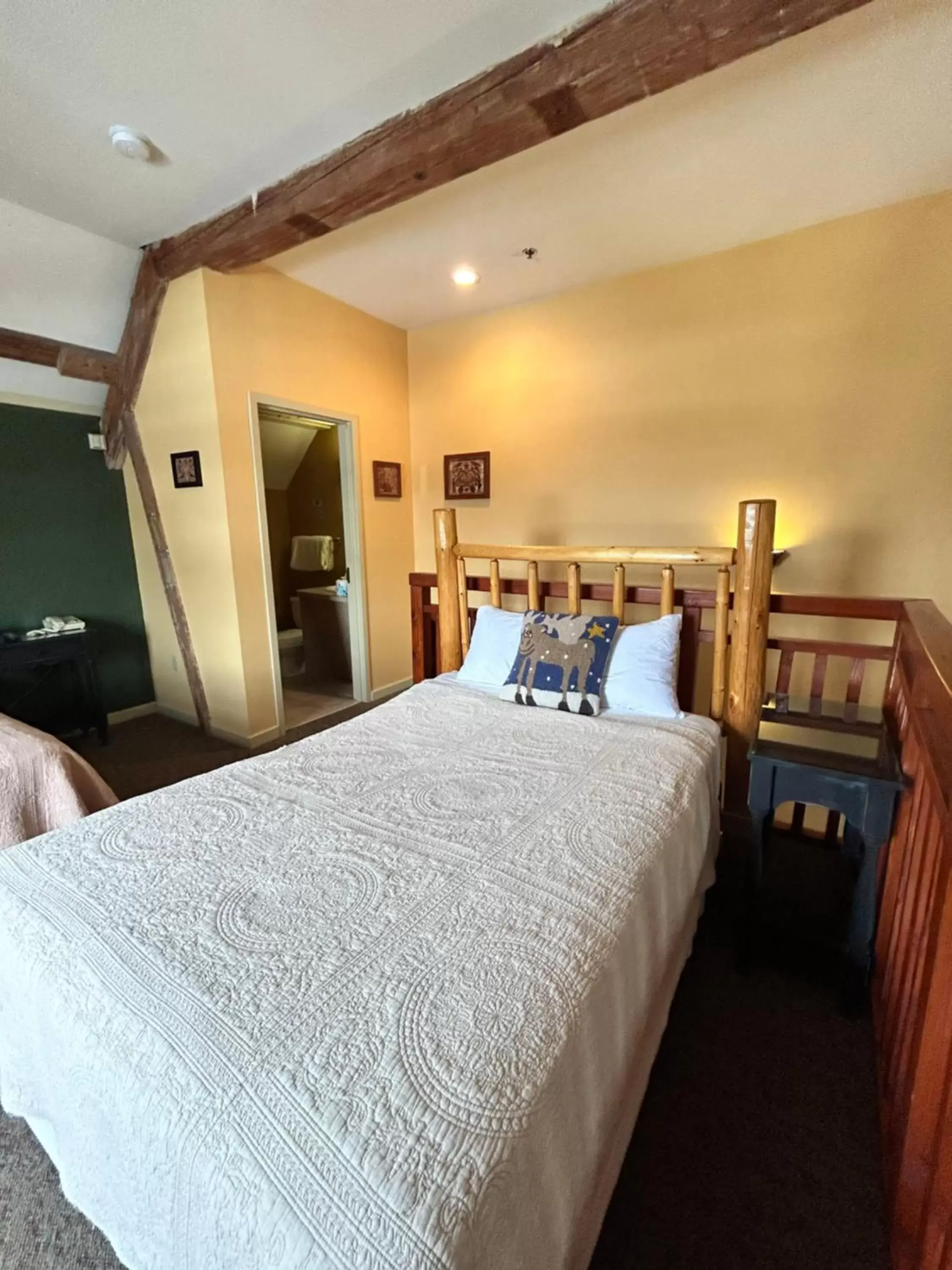 Bed in The Common Man Inn, Spa & Lodge