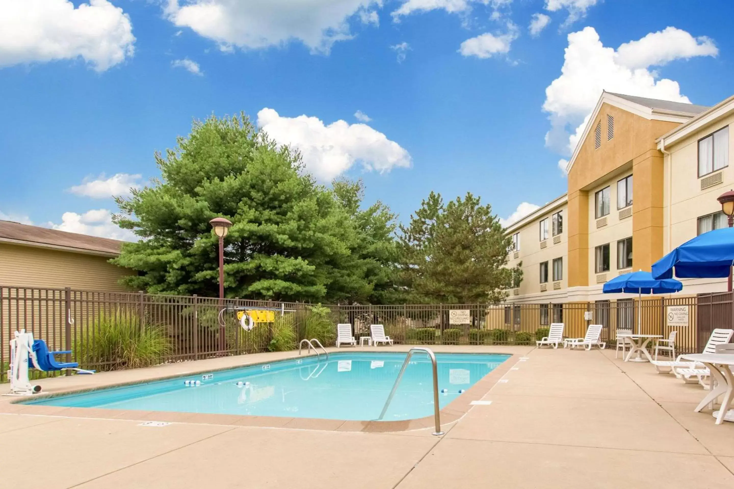 On site, Swimming Pool in Comfort Inn East Evansville