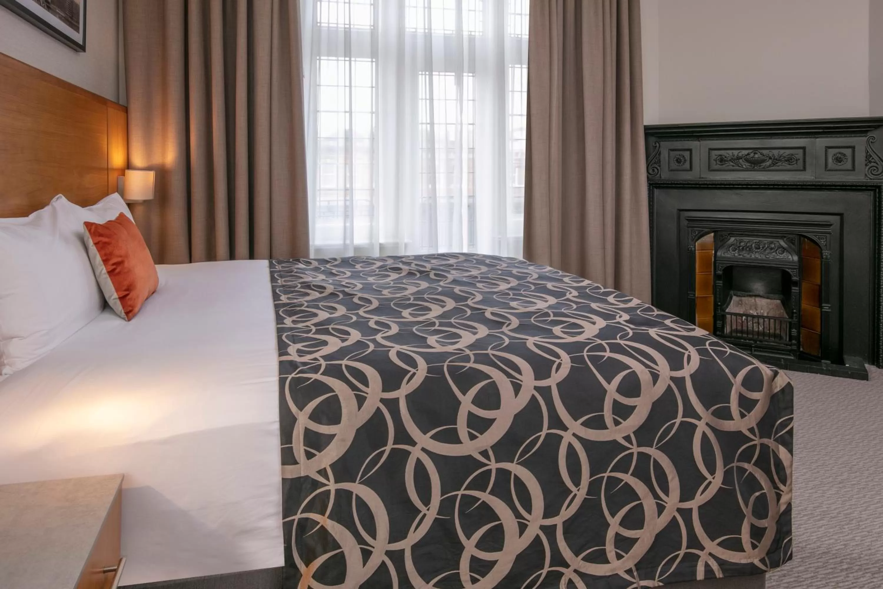 Bedroom, Bed in The Crown London, WorldHotels Distinctive