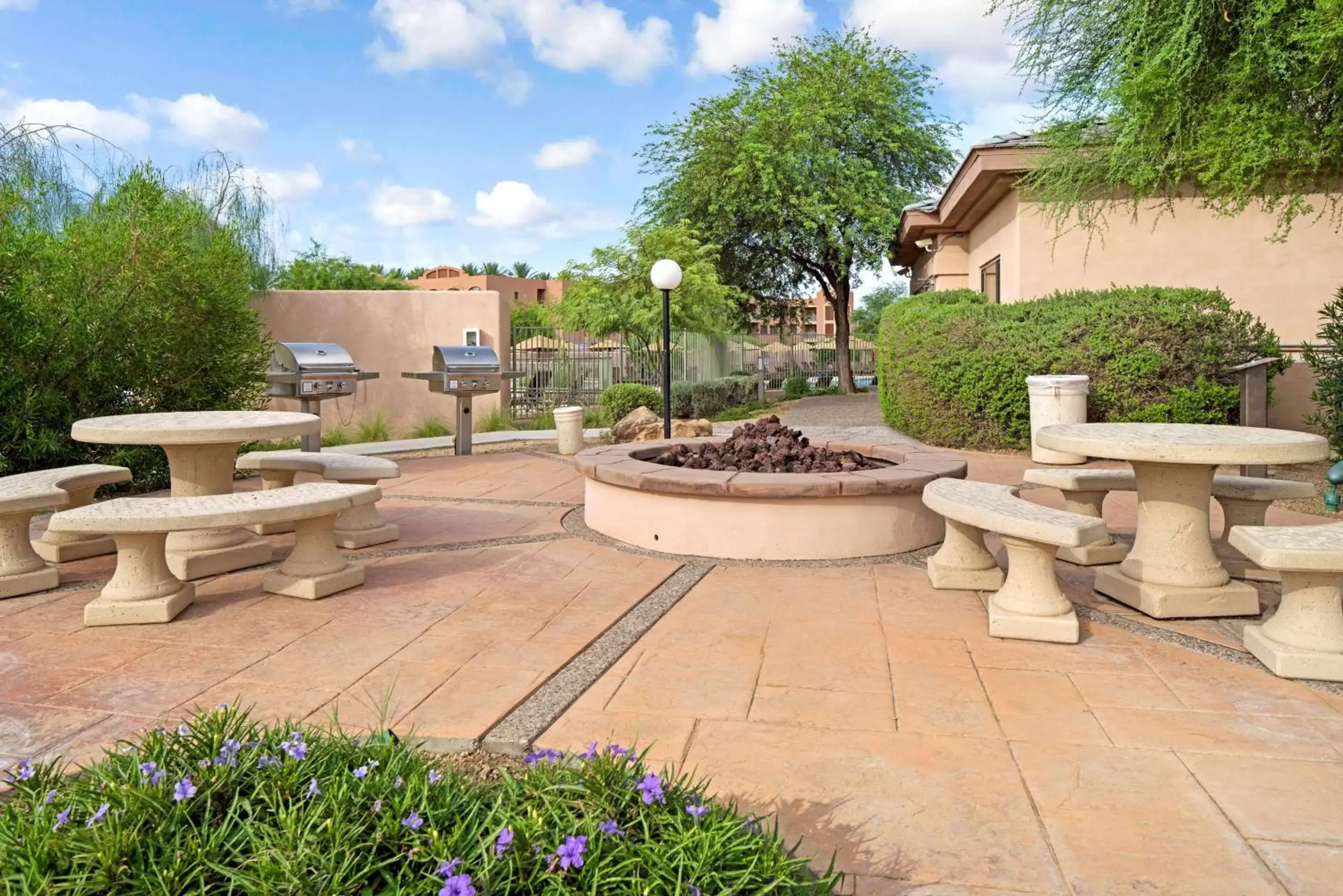Property building in Hilton Vacation Club Scottsdale Links Resort