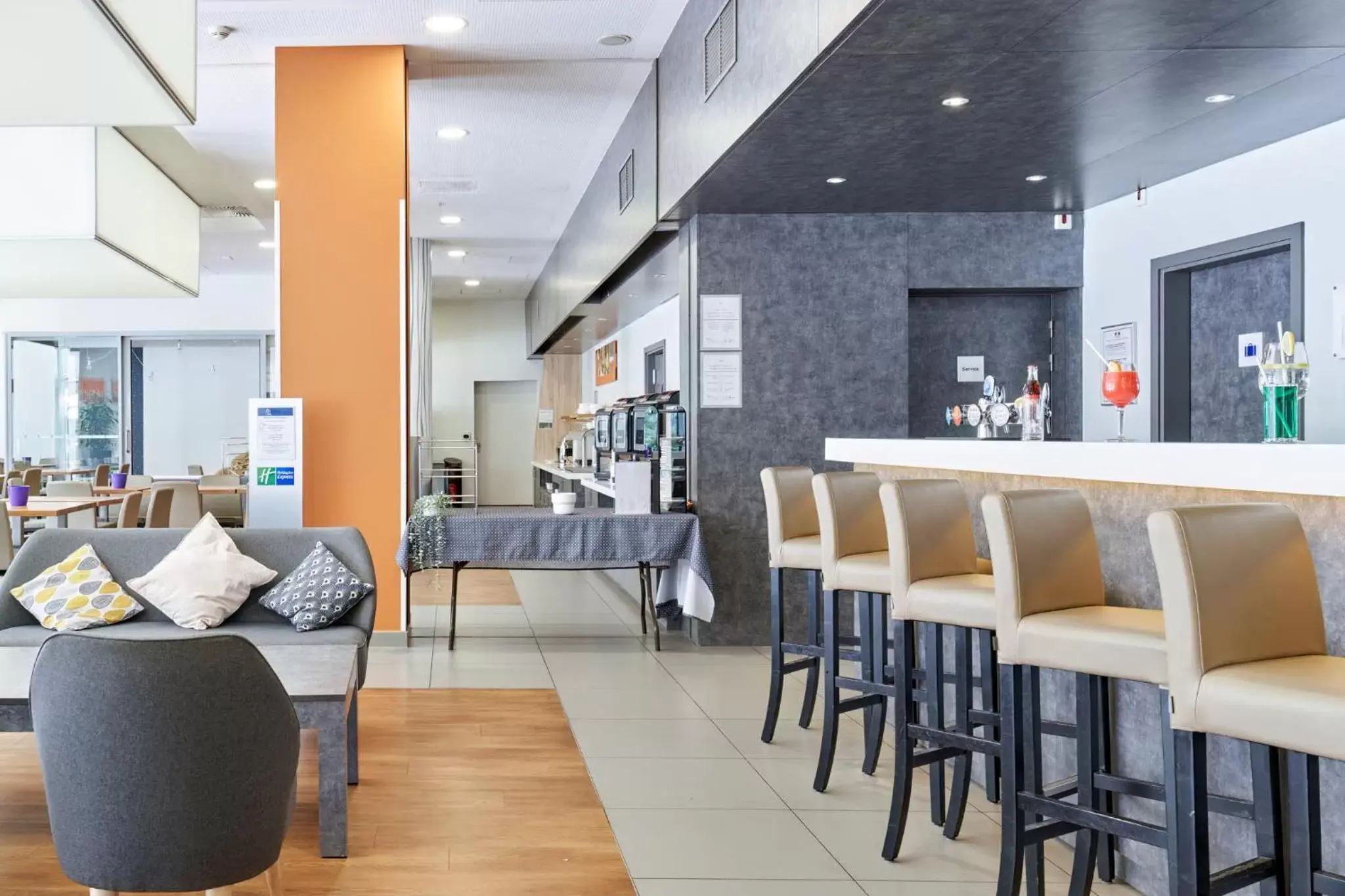 Lounge or bar in Holiday Inn Express Strasbourg Centre by IHG Lounge or bar in Holiday Inn Express Strasbourg Centre by IHG