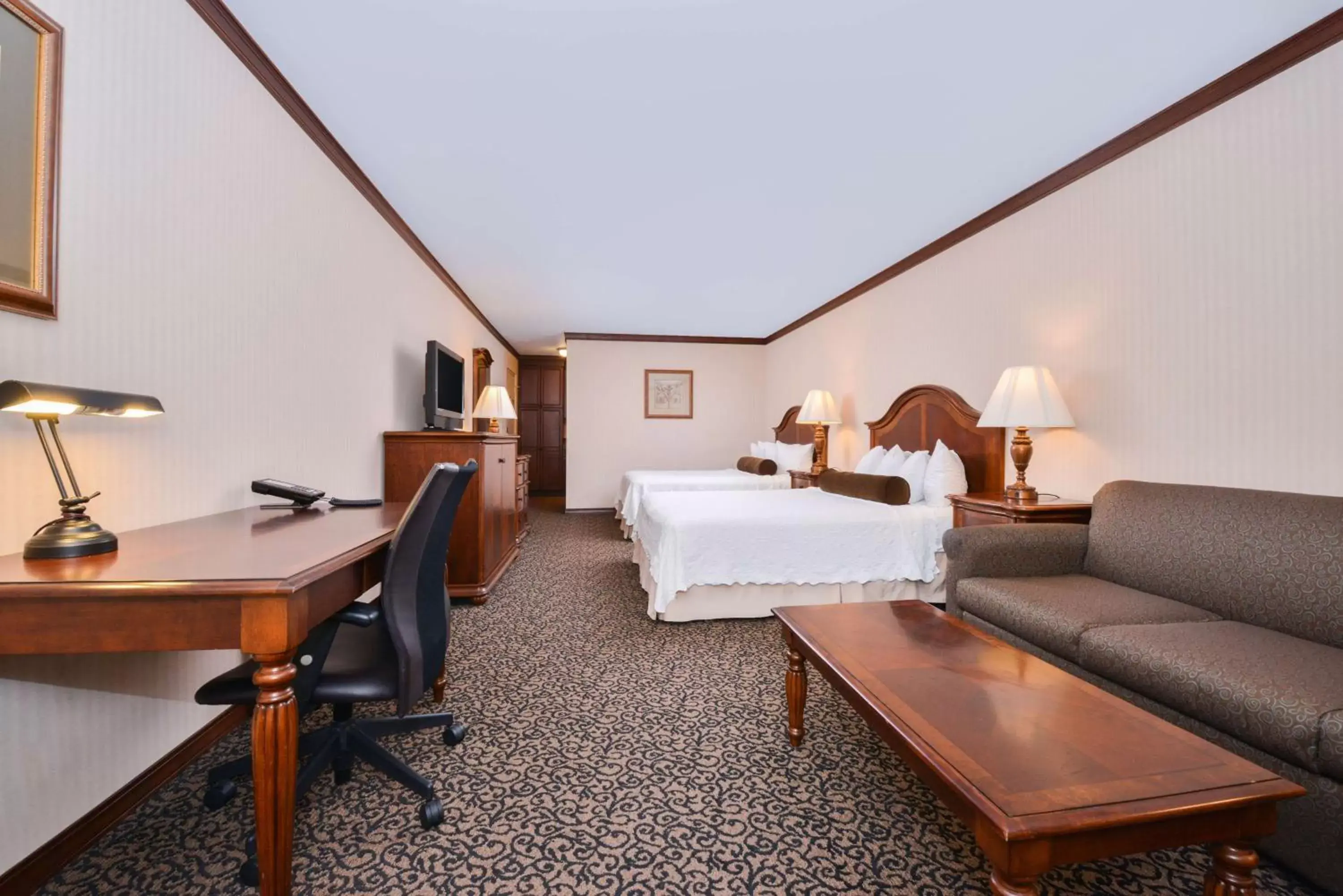 Photo of the whole room, Bed in Best Western Edgewater Resort