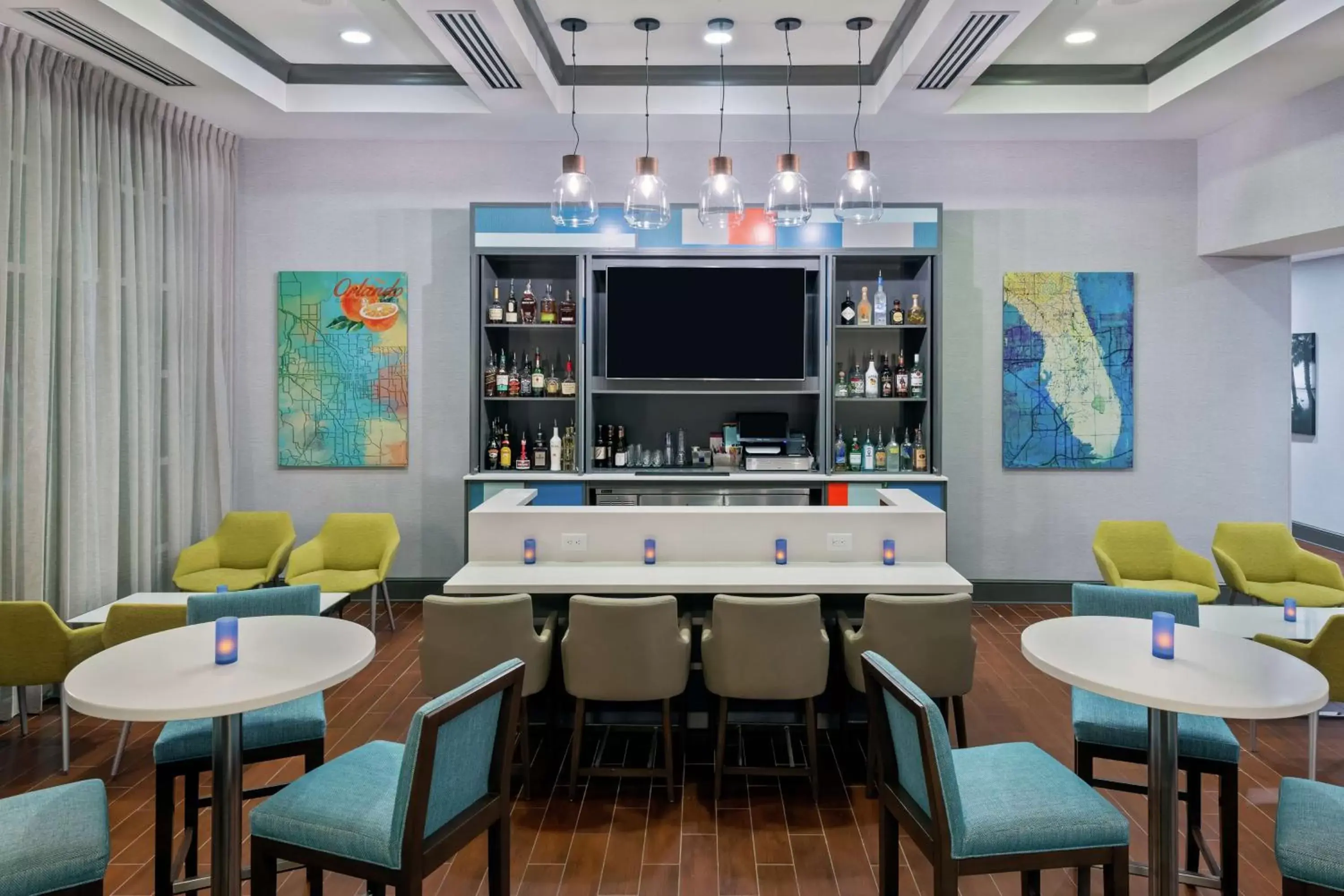 Lounge or bar, Restaurant/Places to Eat in Hampton Inn & Suites Orlando Airport at Gateway Village