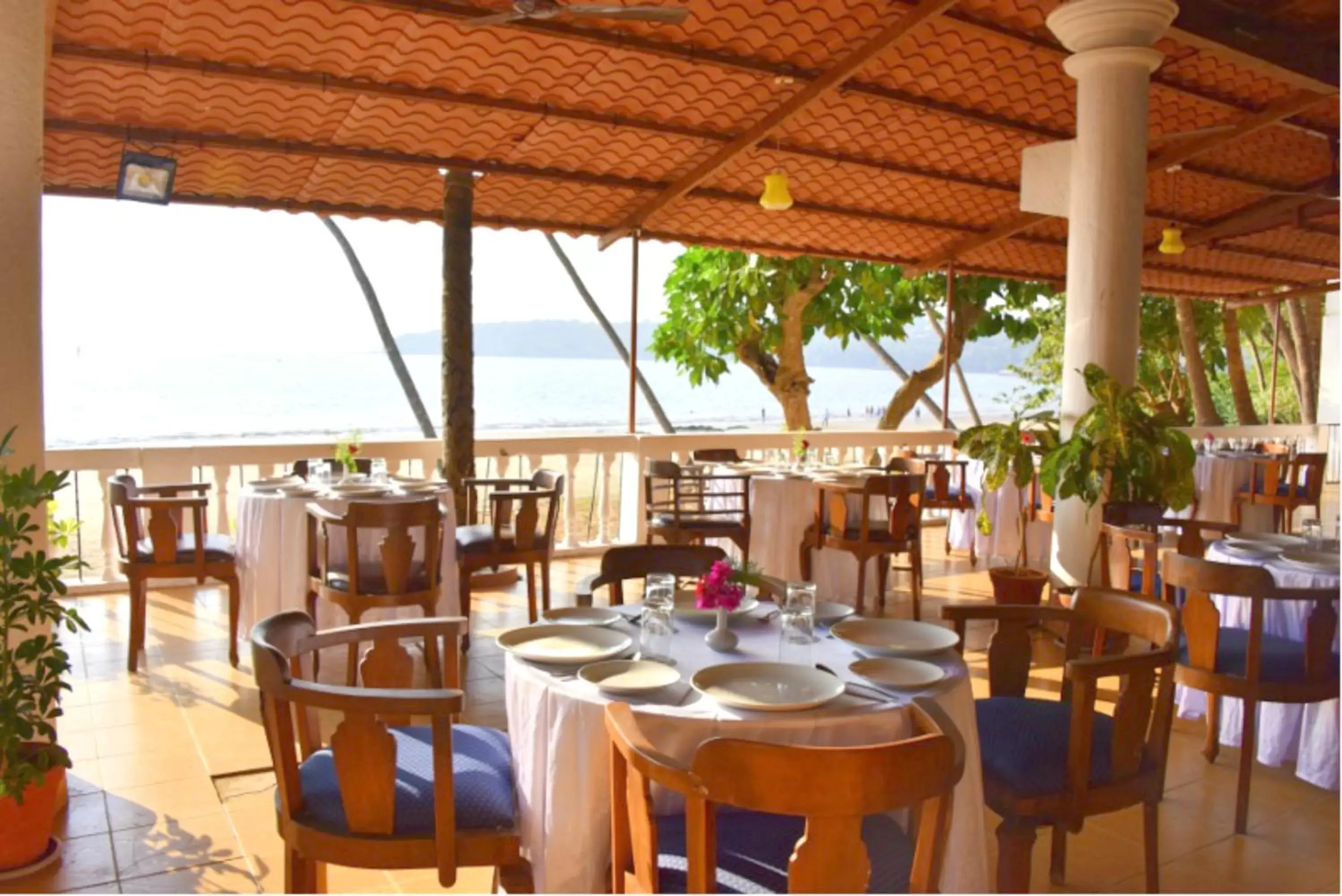 Restaurant/Places to Eat in Bambolim Beach Resort