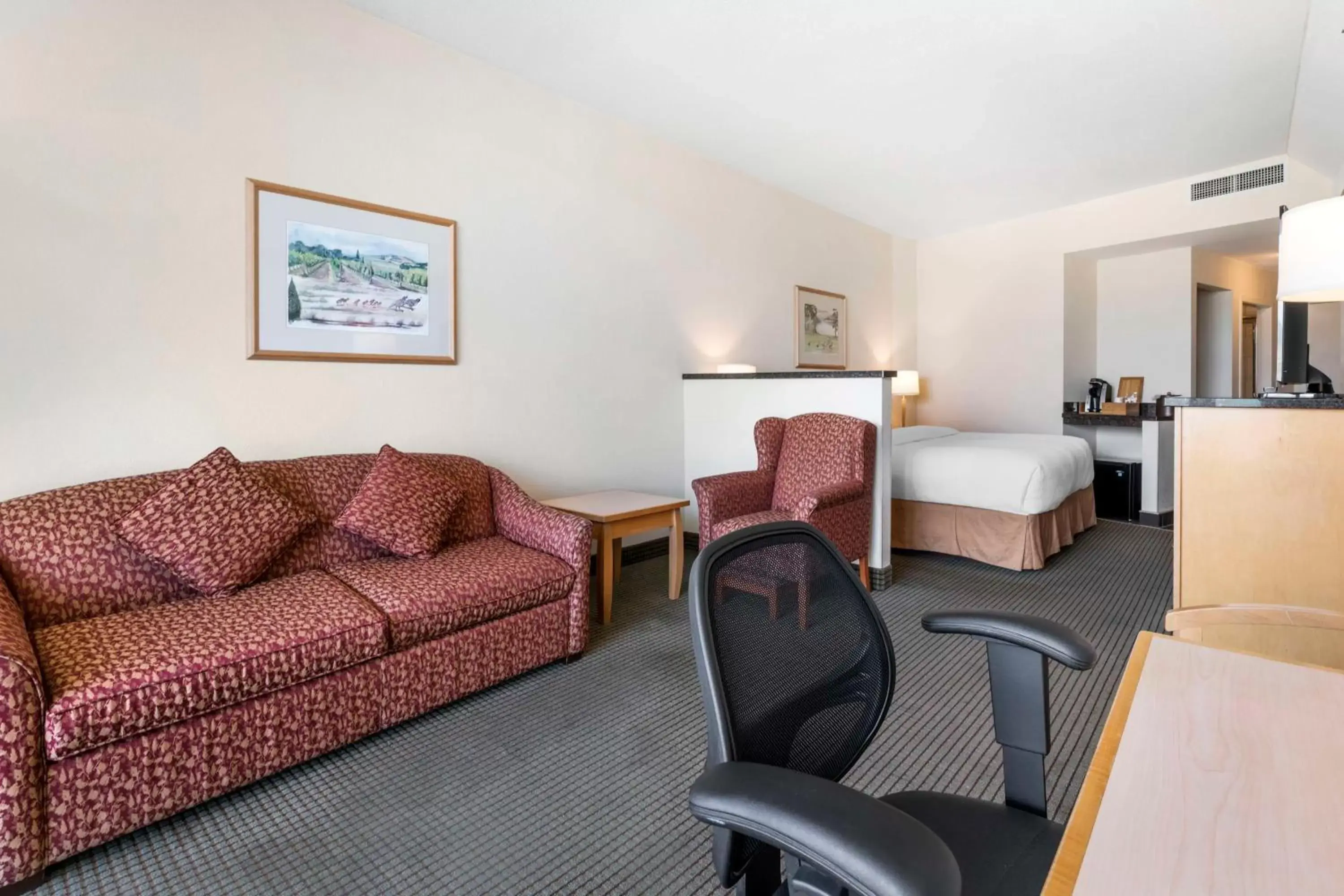 Bedroom, Seating Area in Best Western Plus Kelowna Hotel & Suites