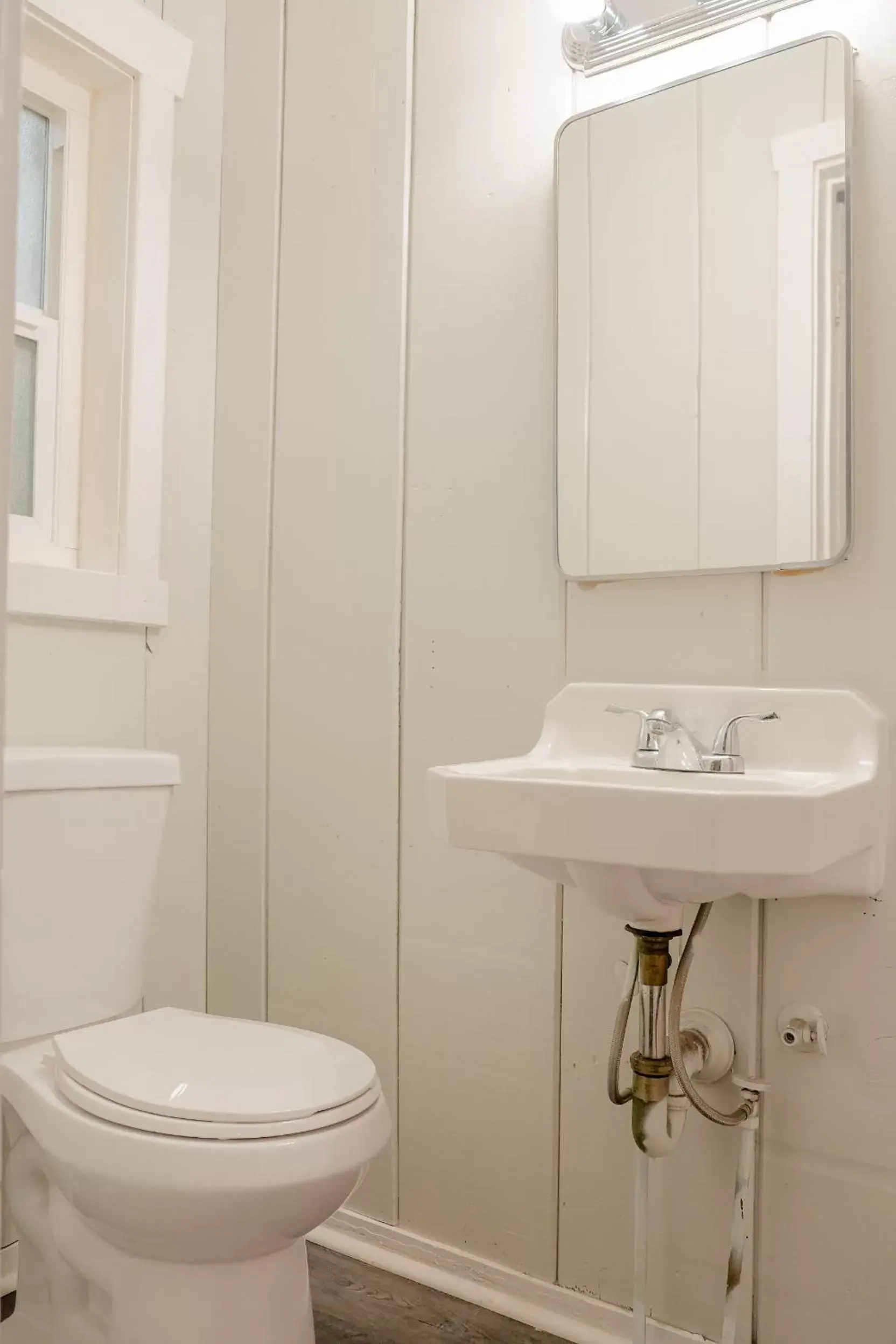 Toilet, Bathroom in Sherwood Arms Motel