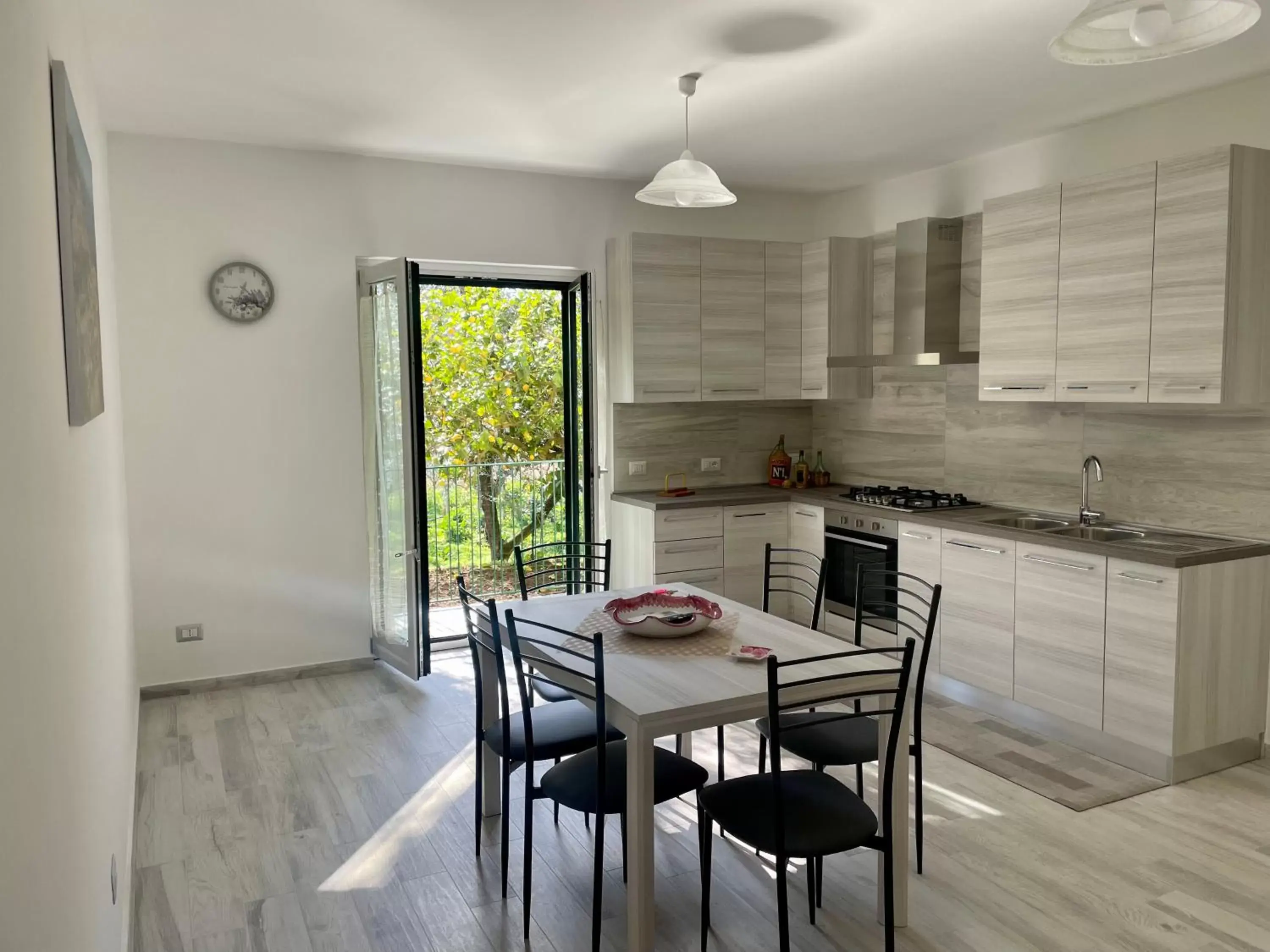 Kitchen or kitchenette, Dining Area in The smile of the sun