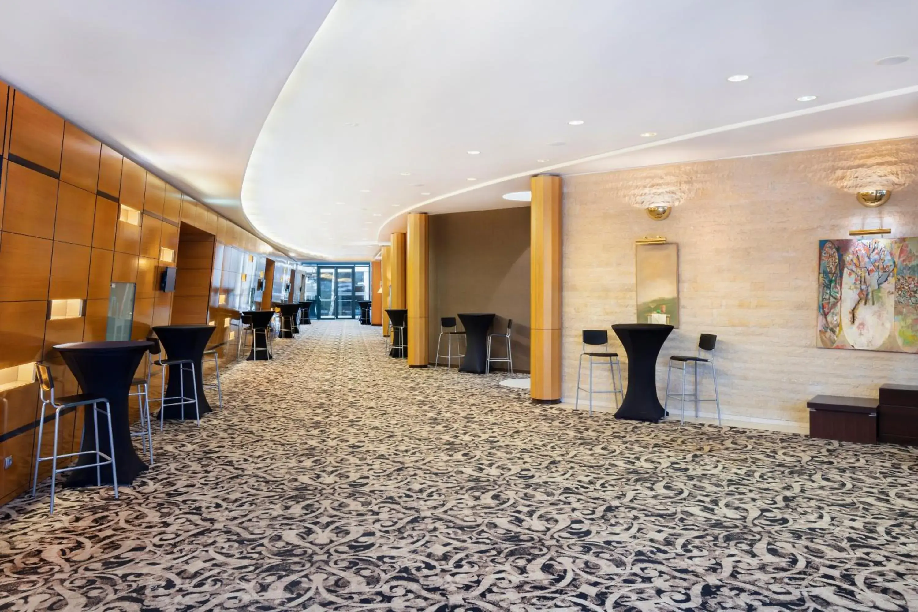 Lounge or bar in Crowne Plaza Bucharest by IHG Lounge or bar in Crowne Plaza Bucharest by IHG