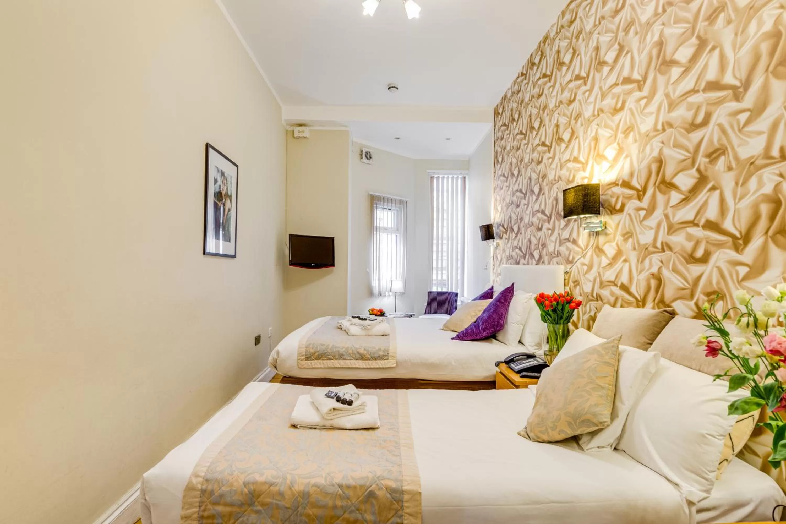 Bed in 1 Lexham Gardens Hotel