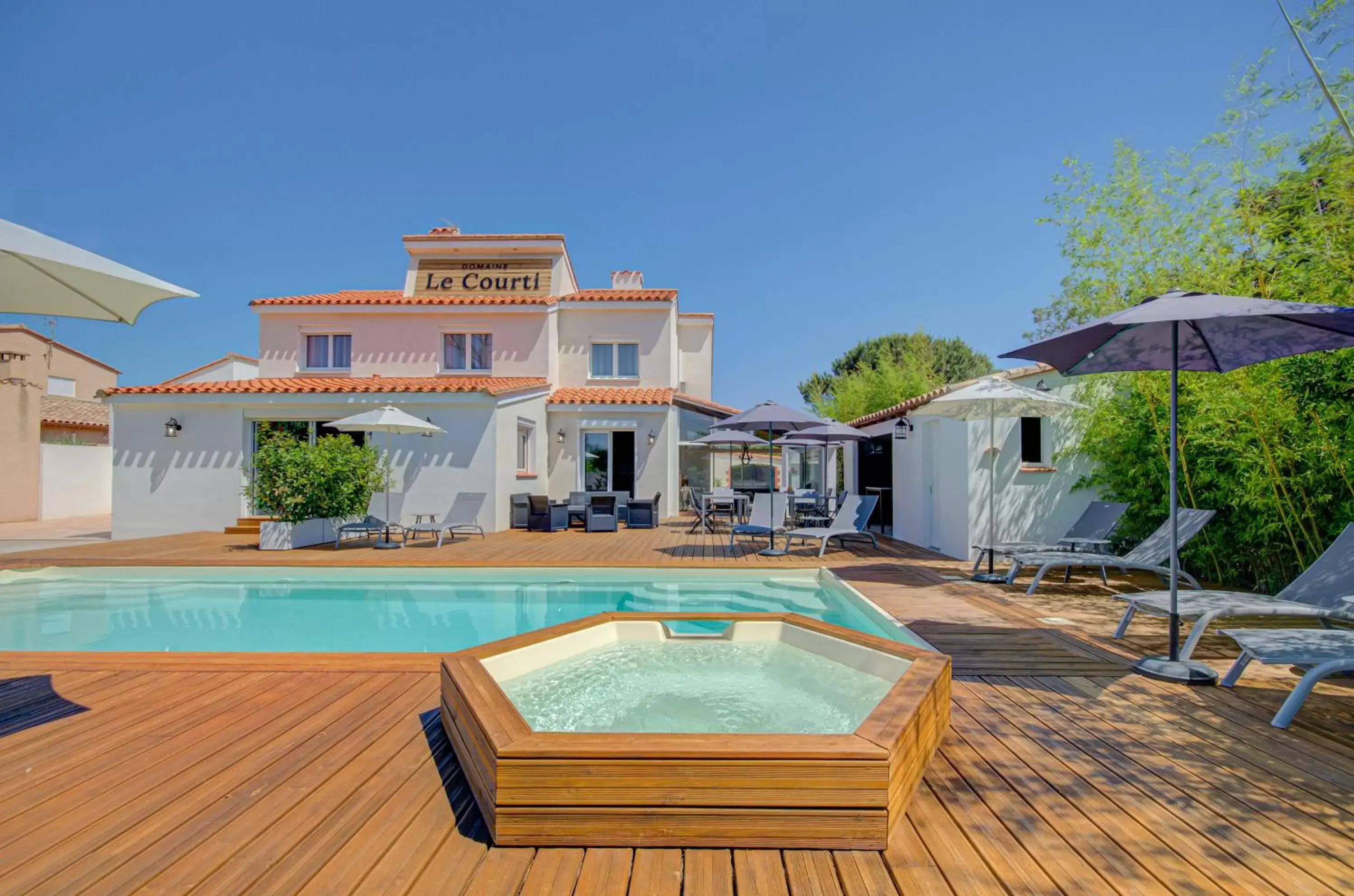 Garden, Swimming Pool in Domaine Le Courti