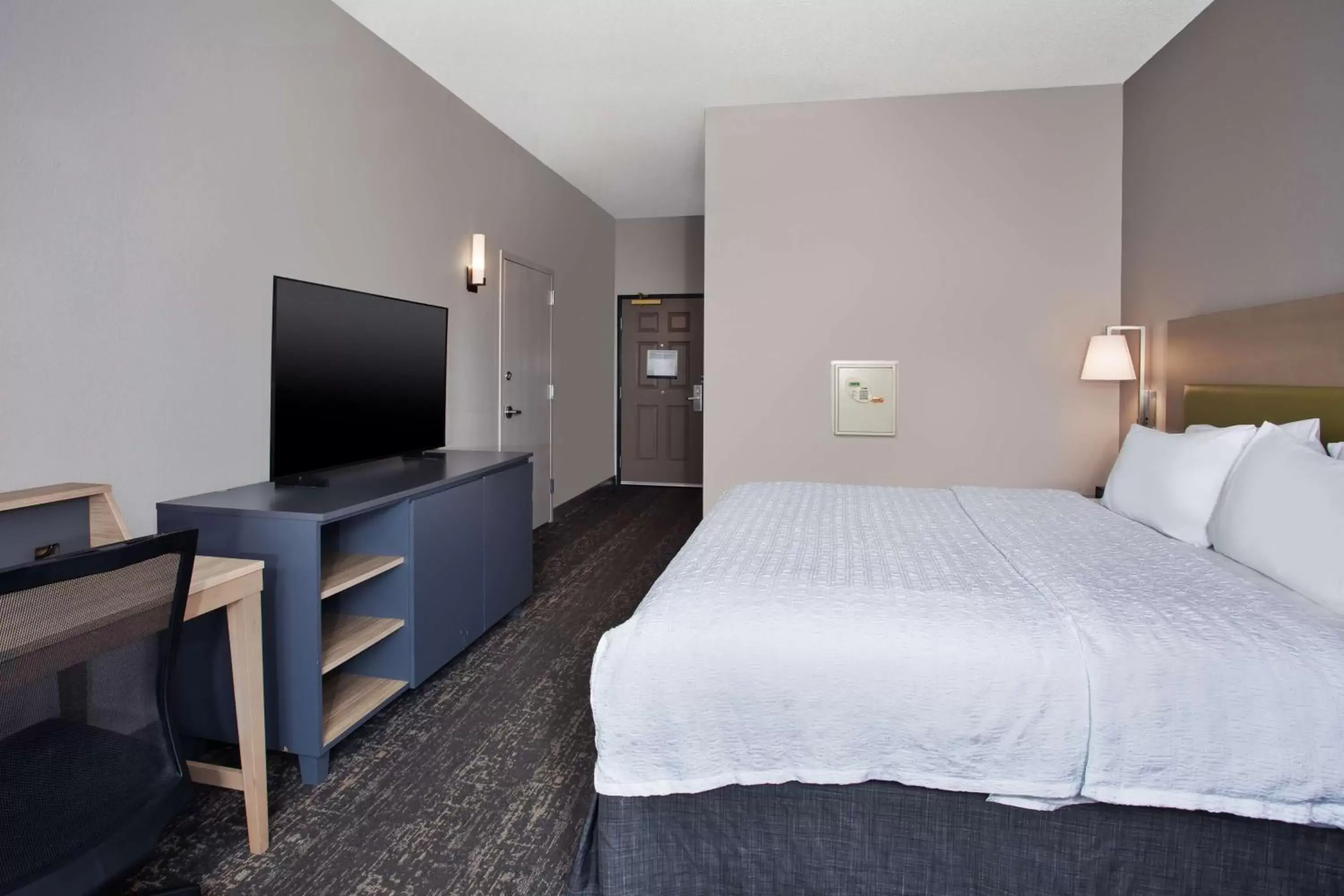 Bed in Hampton Inn & Suites By Hilton- Newark Airport Elizabeth